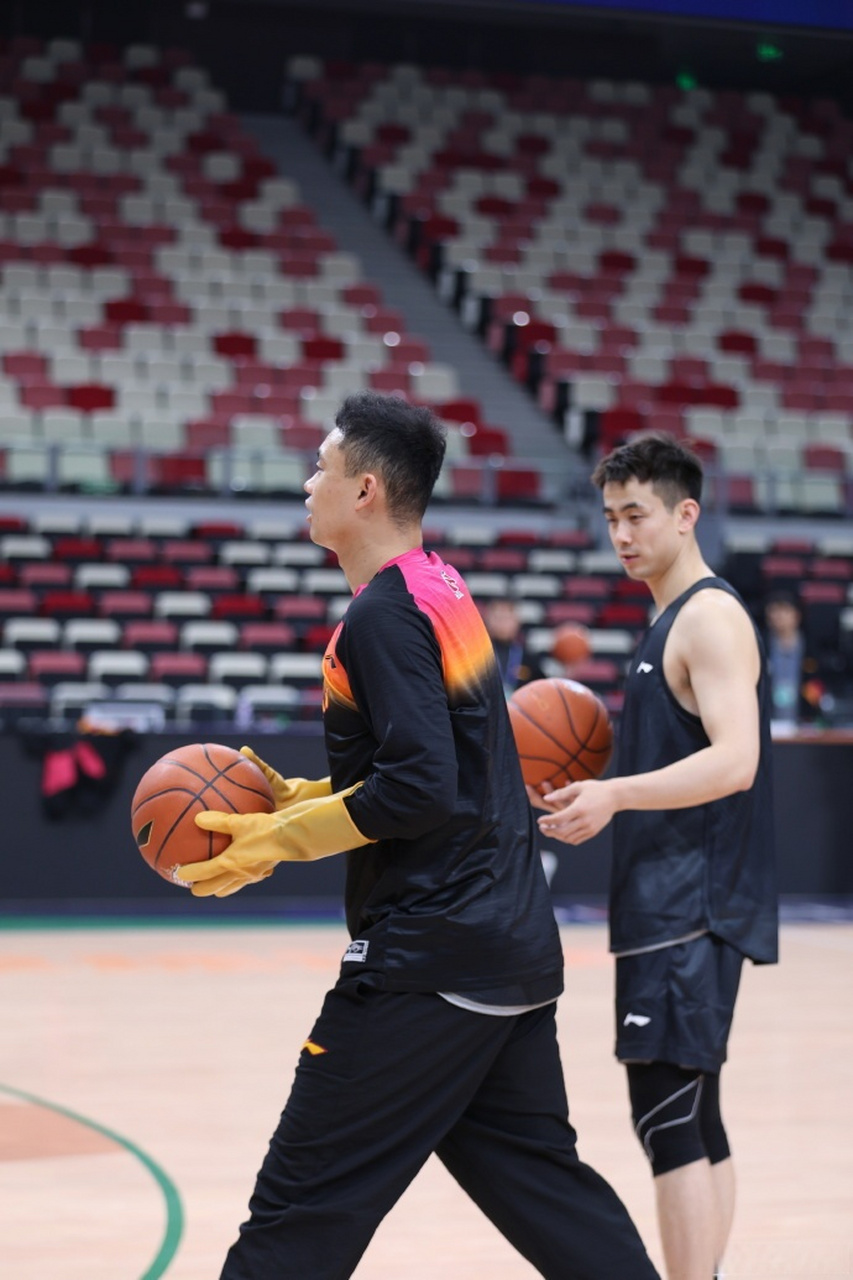 全明星训练时期的花式投篮玩法, 原帅和赵继伟pg带塑胶手套投篮,这能