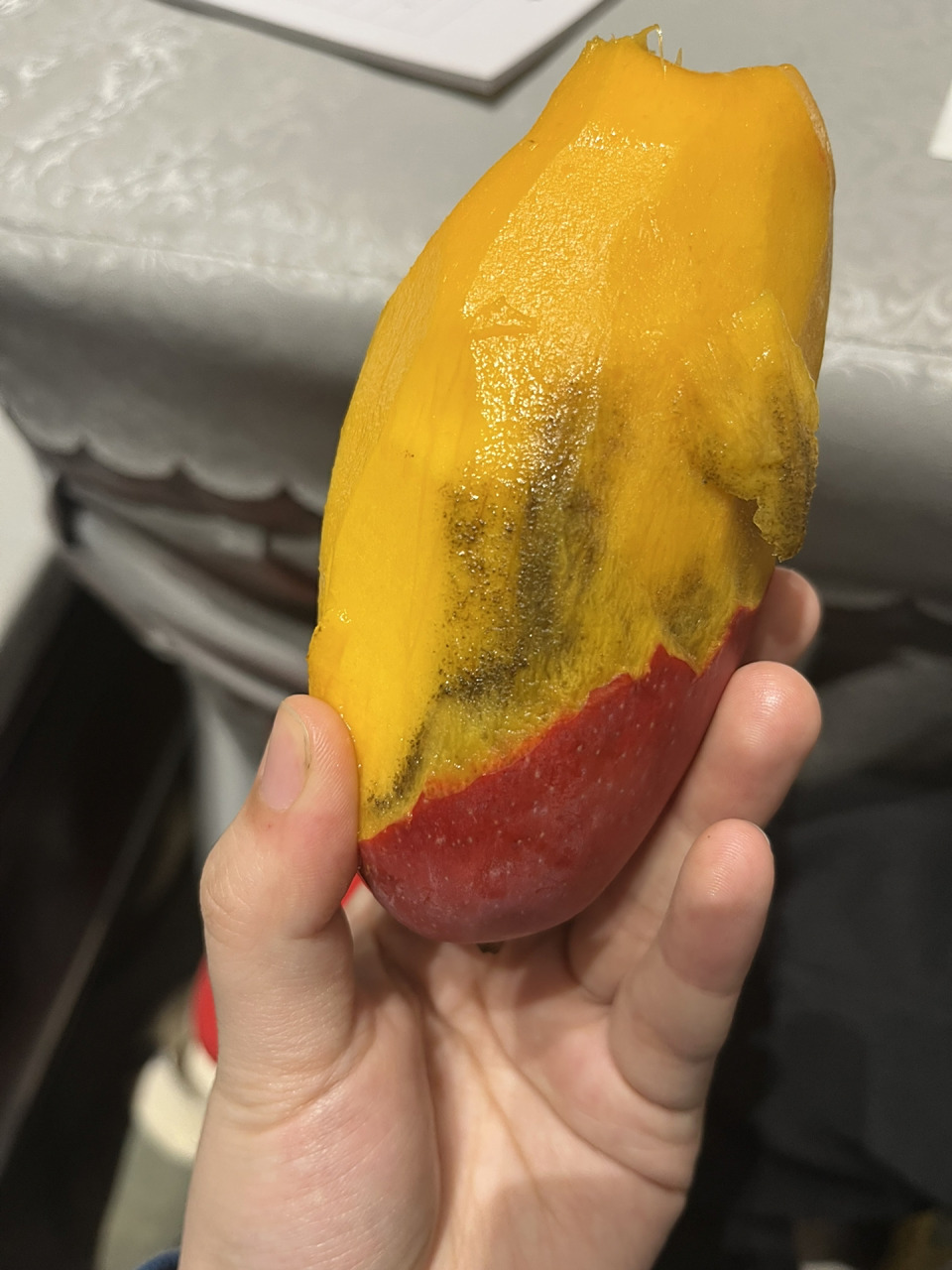 芒果为啥会发黑? 一个很新鲜的贵妃芒果,表皮正常没有异味.