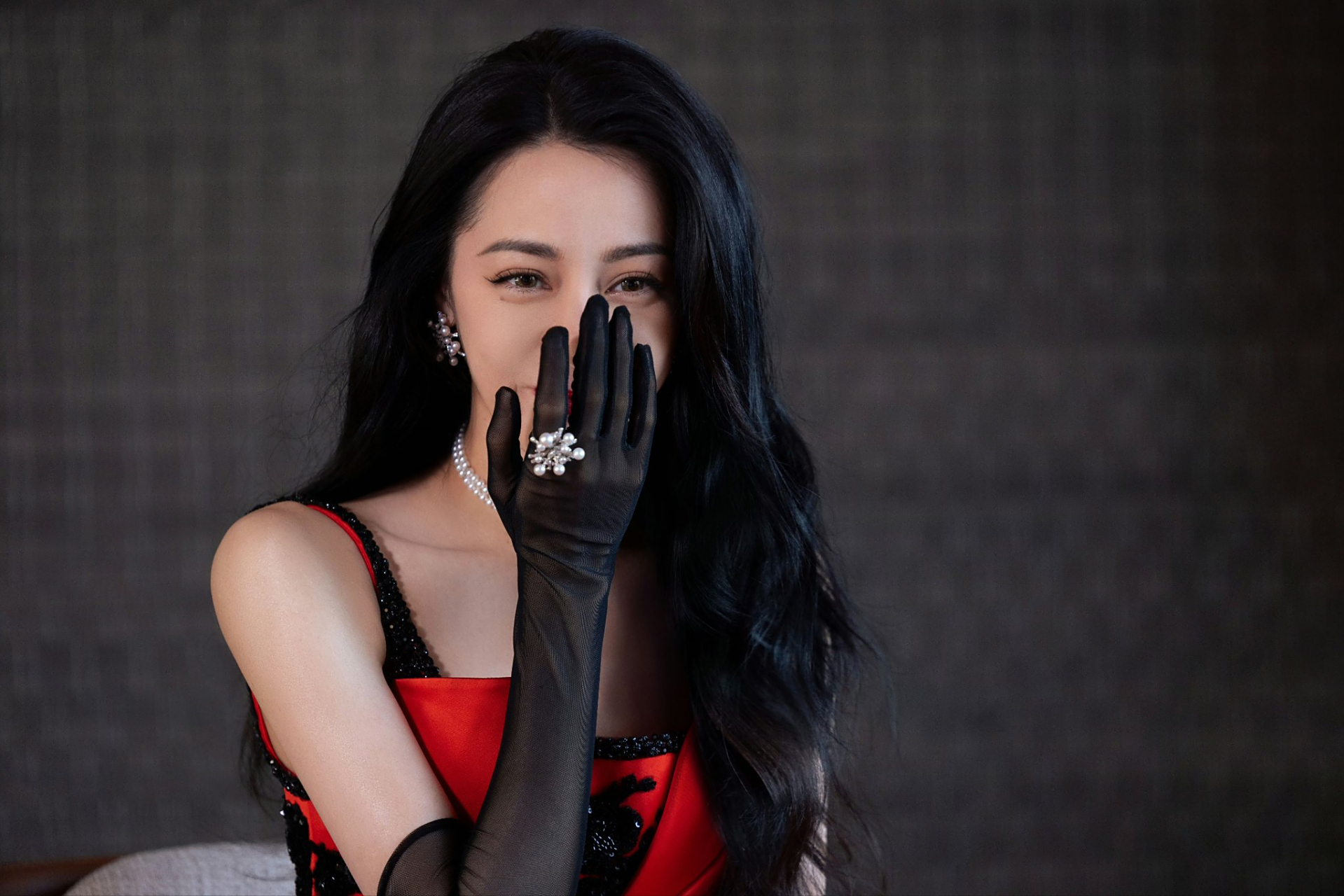 迪丽热巴.黑丝,手套