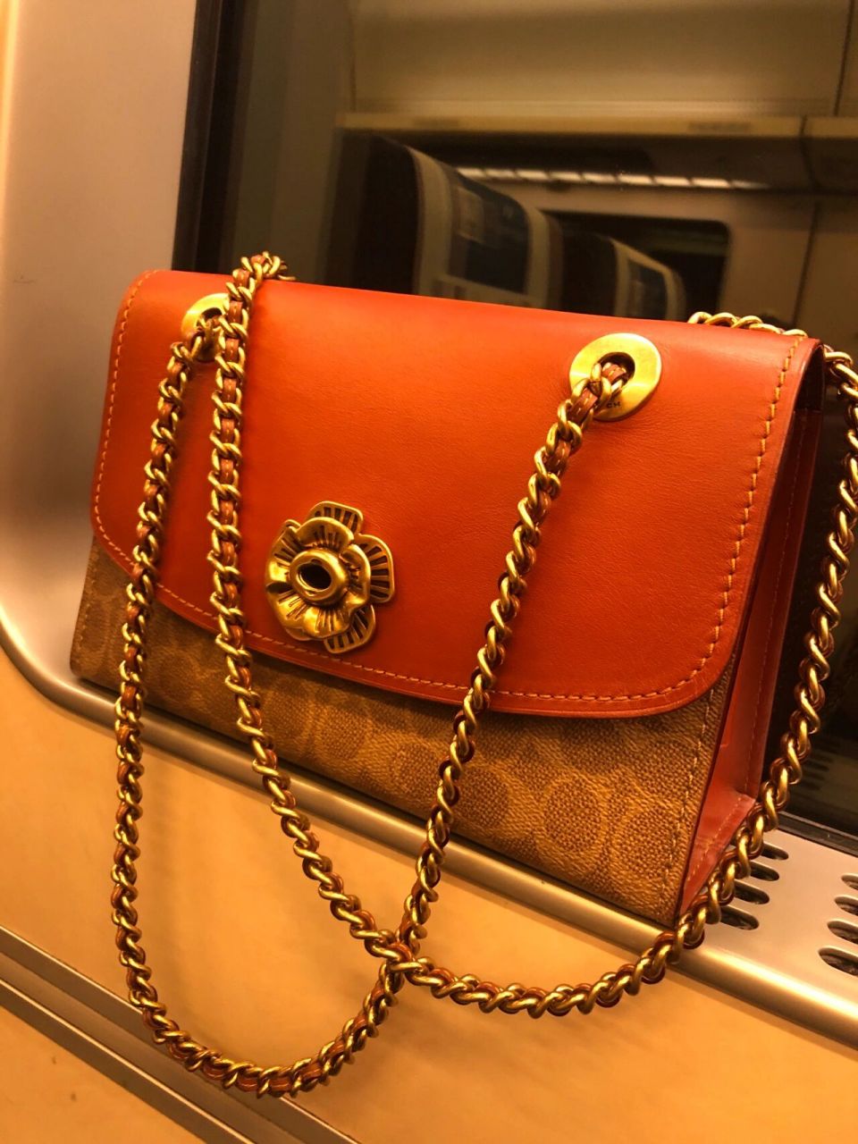 买的蔻驰山茶花系列包包,戴了一年多,这个链子的五金都褪色了,到底是