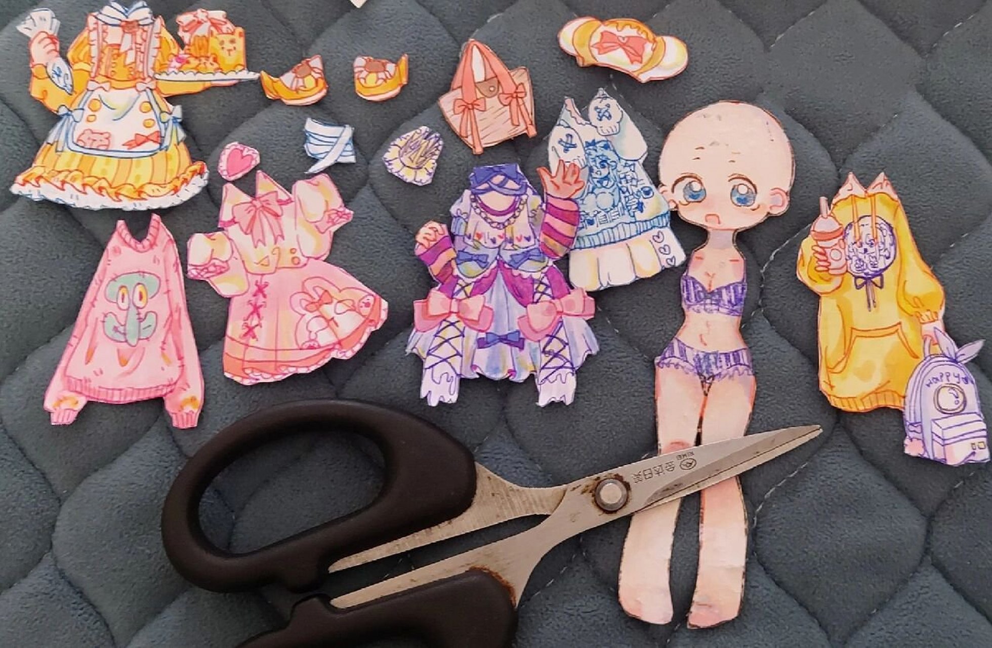 换装娃娃教程来啦 第一步:打草稿 第二步:钩线 第三步:上色 第四步:剪