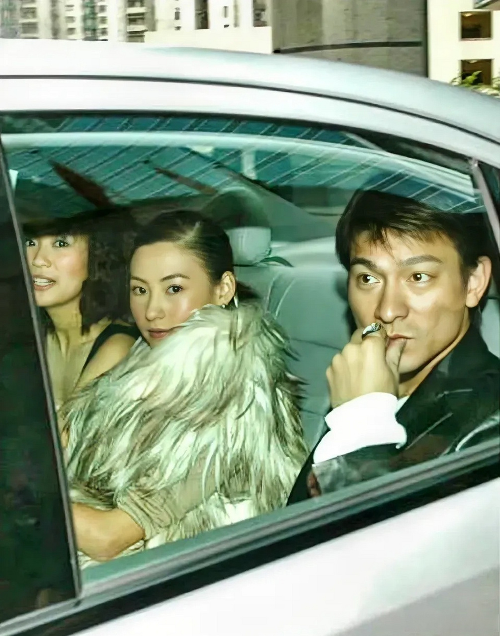 刘德华和张柏芝在车内这张照片好像豪门兄妹既视感