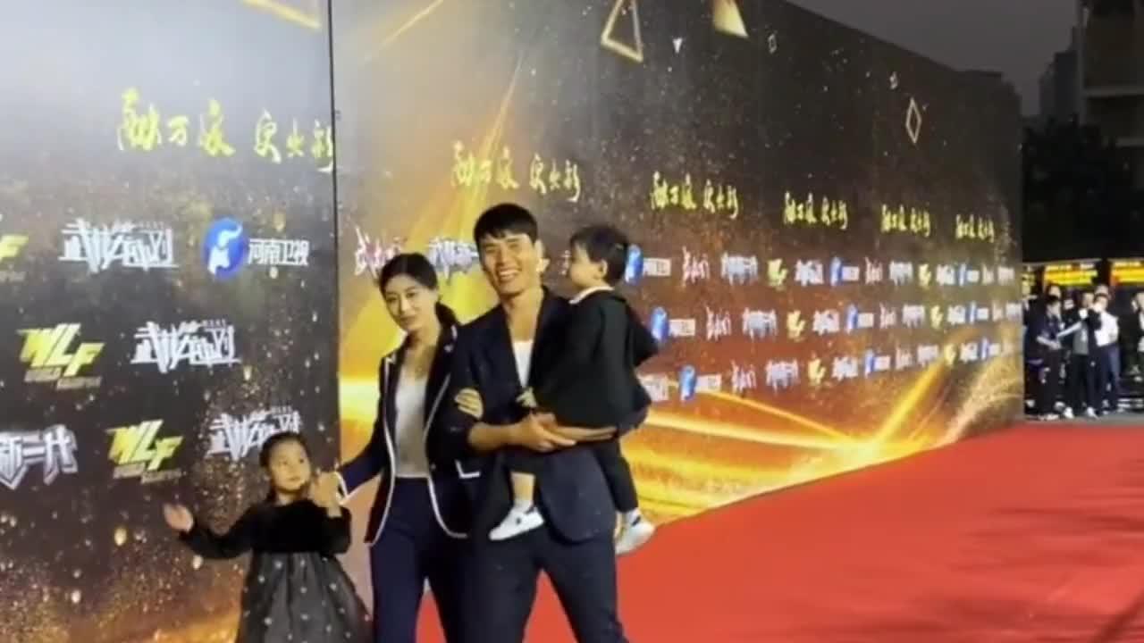 死神方便老婆被重拳ko躺在地上一动不动吓坏了对手