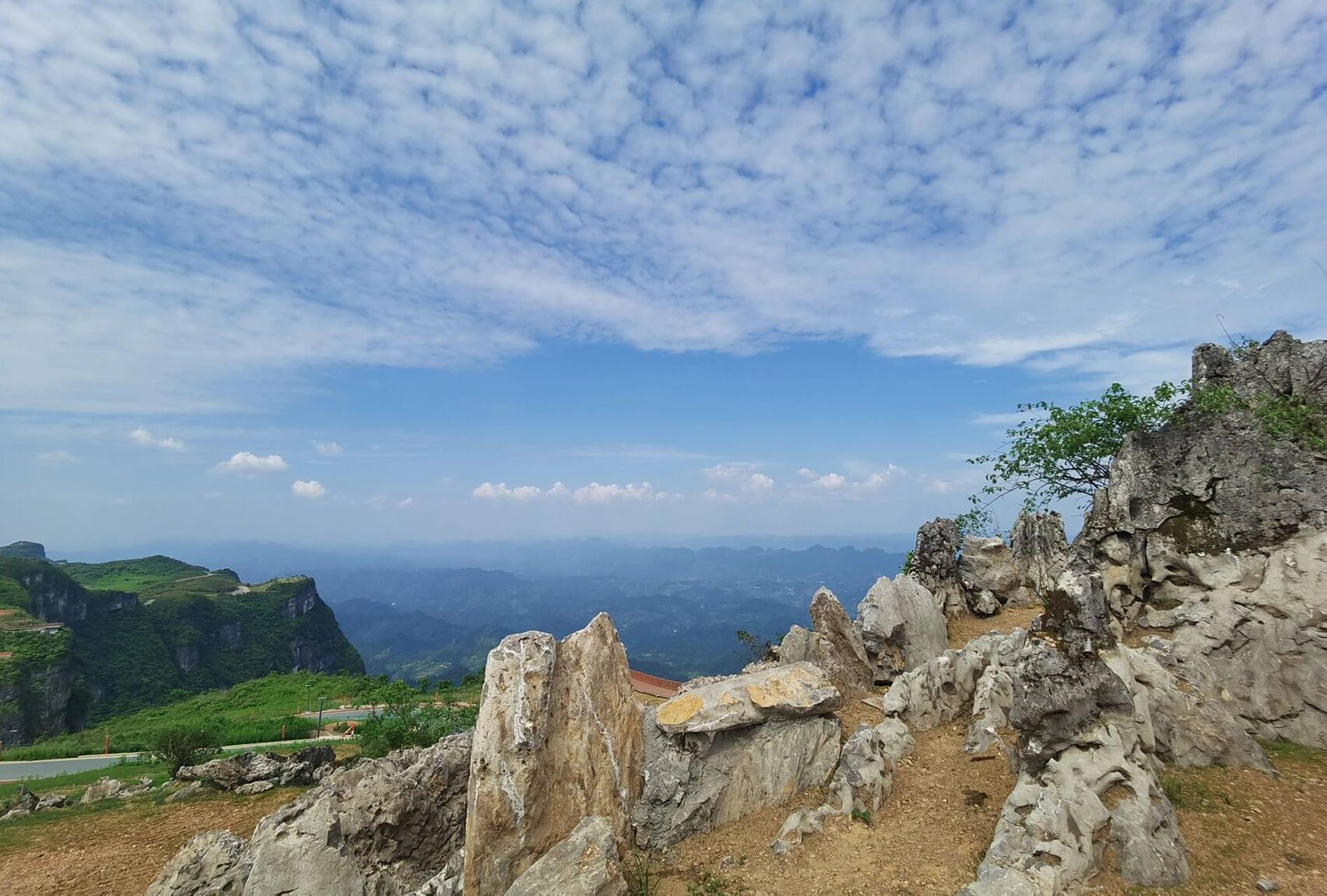 八面山      八面山位于湘西自治州龙山县,近来火起来的网红打开景点.