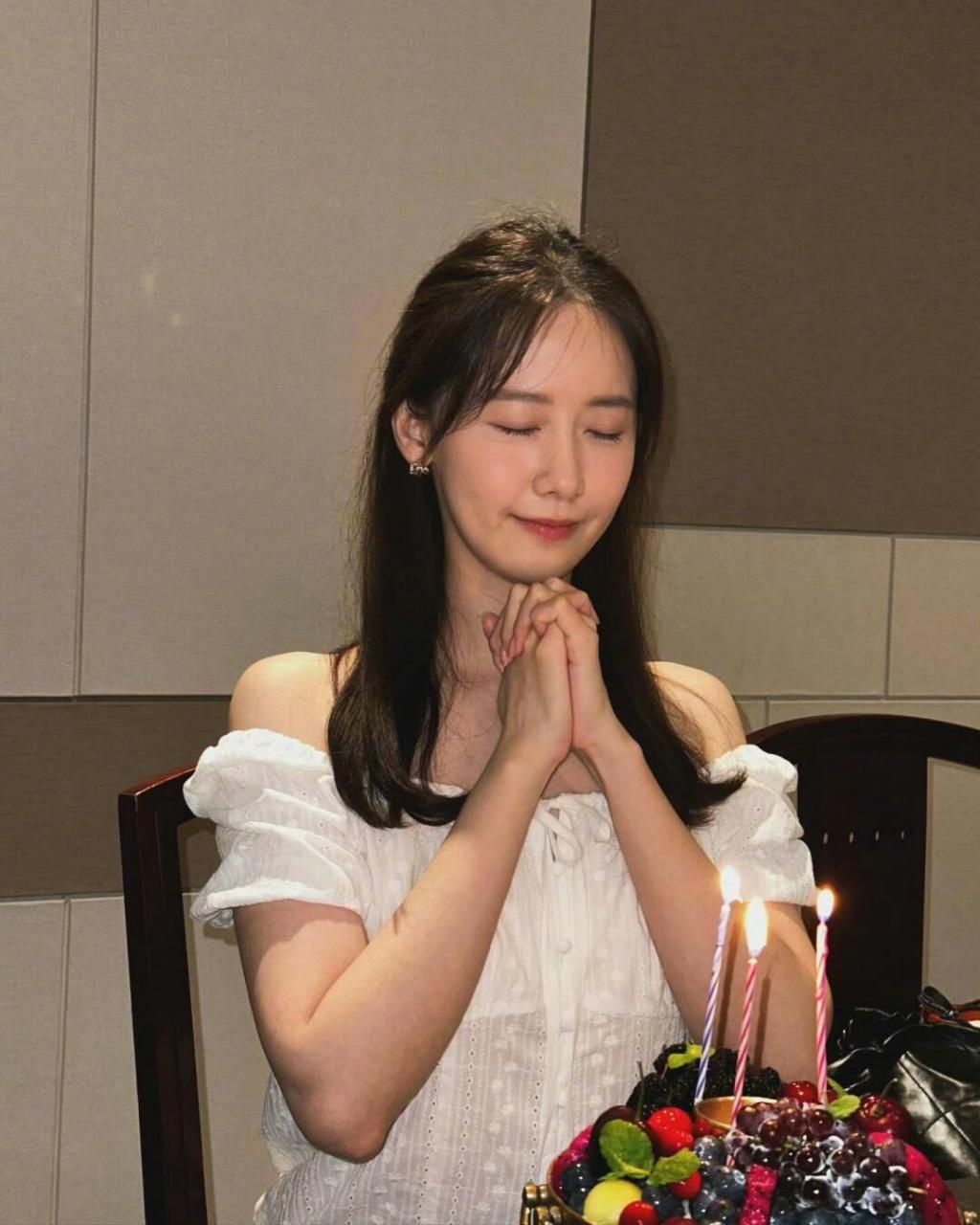 崔秀英 黄美英 yuri」合体 一道为林允儿补过34岁生日,美好的二代团