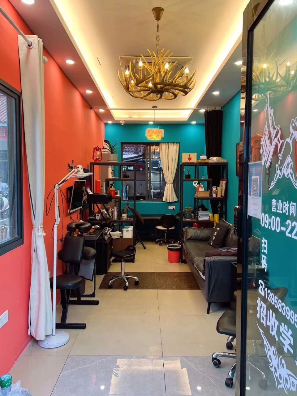 纹身店面装修设计风格简洁大方得体
