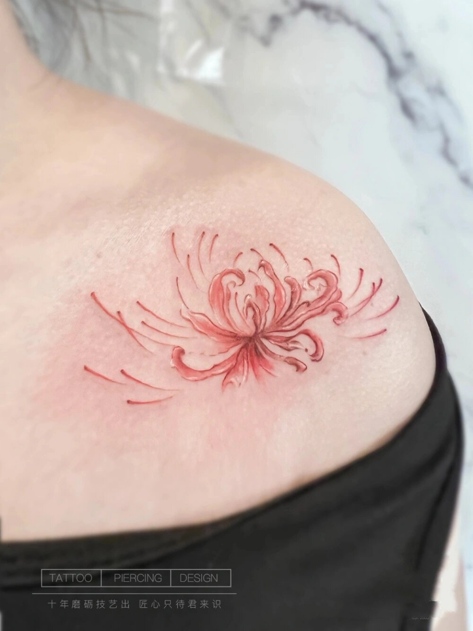 彼岸花纹身|南京纹身|锁骨纹身 锁骨位置的彼岸花纹身图
