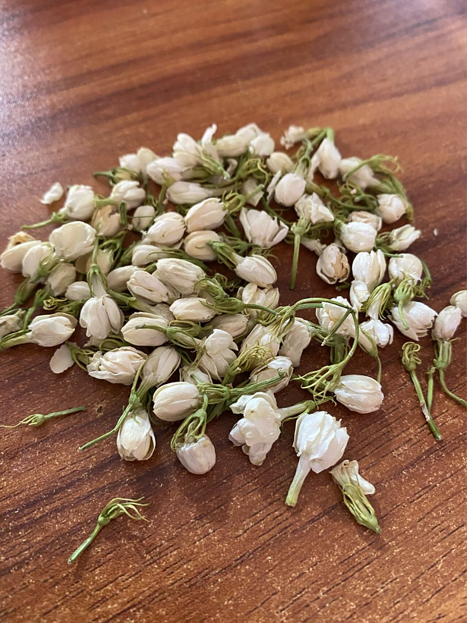 茉莉花茶和柠檬一起泡茶清热解毒,疏肝明目,茉莉可以清热降火,解压