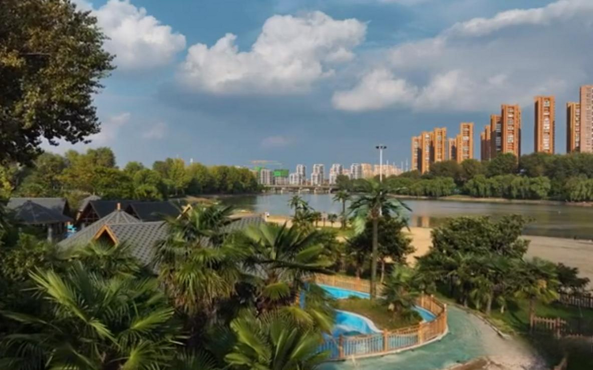 30分,漯河红枫广场将举行千架无人机表演以及汉服秀展演和冷焰火表演