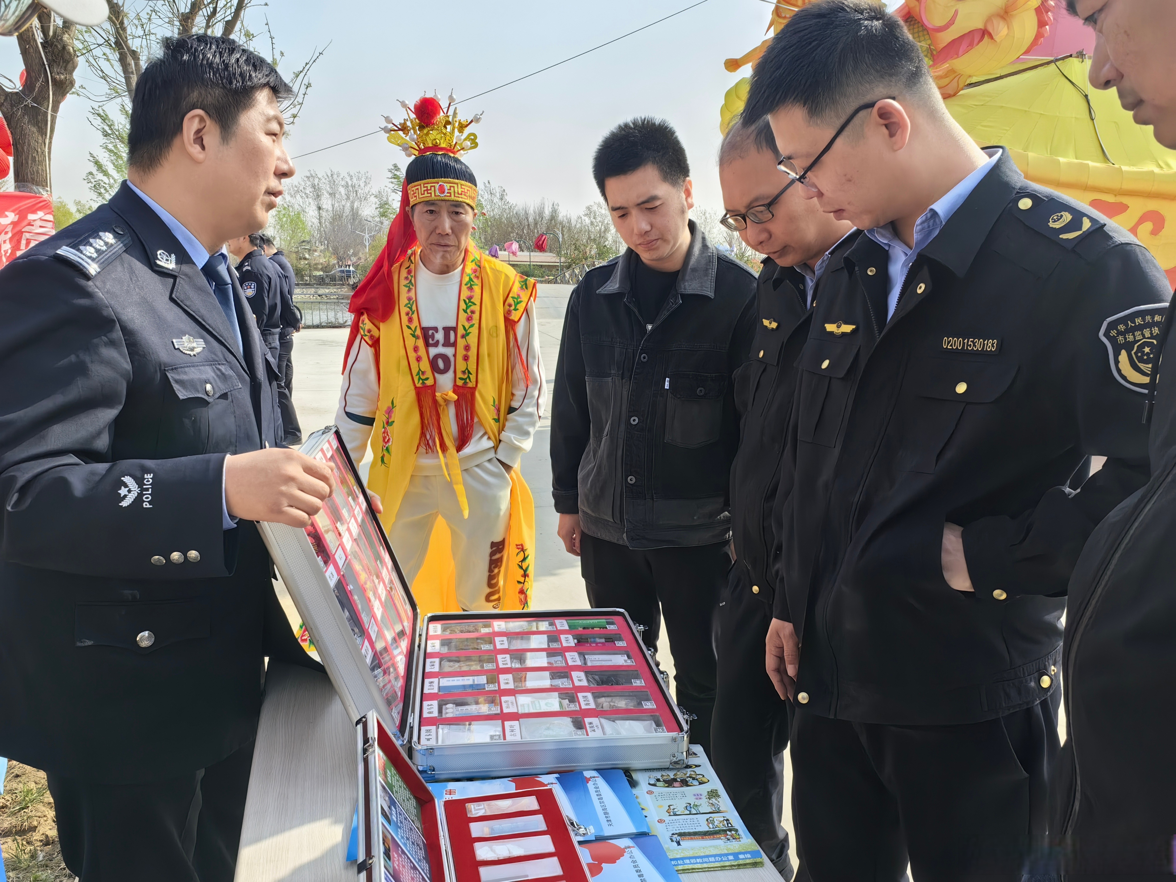 活动现场,工作人员通过发放禁毒宣
