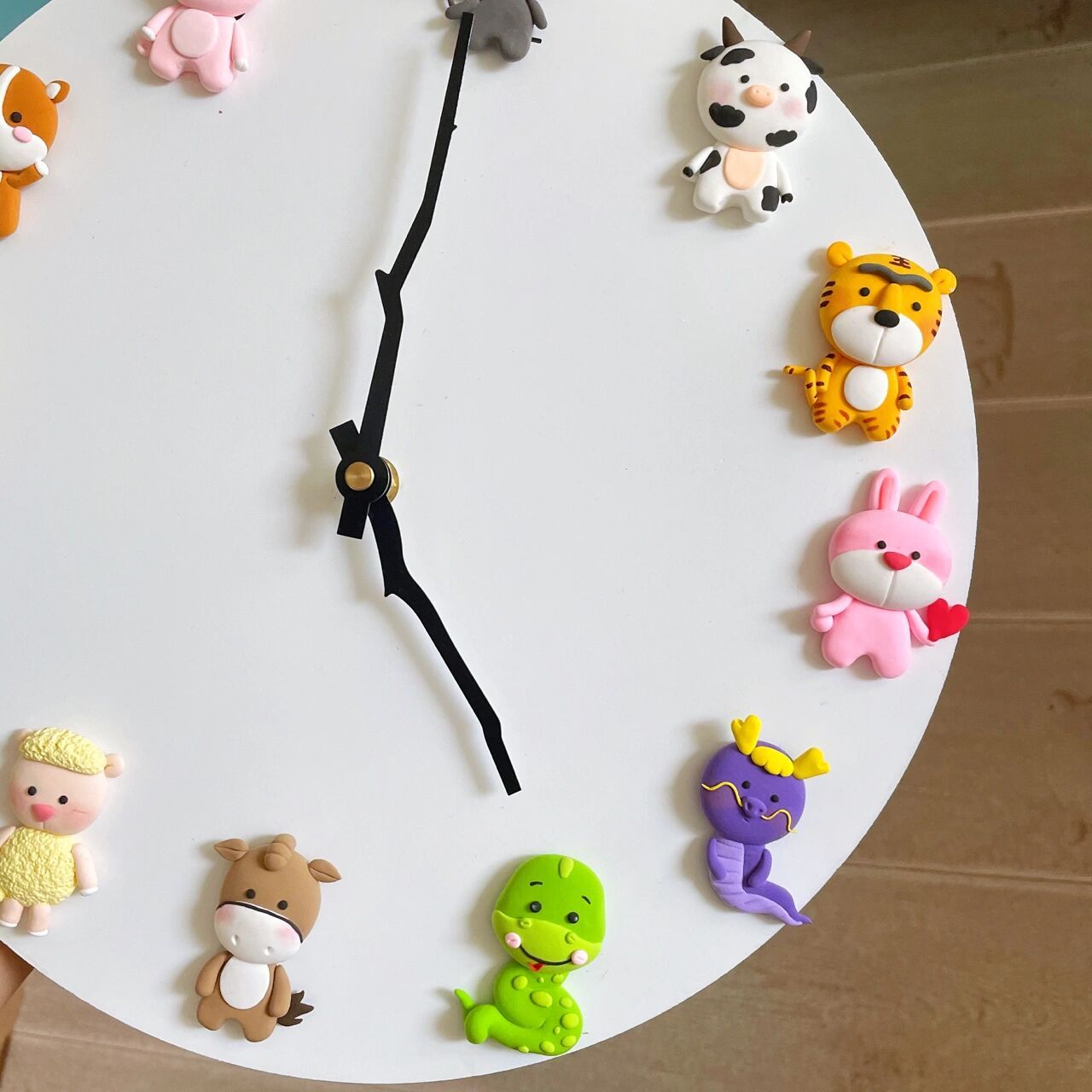 手工|超轻粘土钟表 用粘土做的十二生肖的钟表97 颜色调的鲜艳一点
