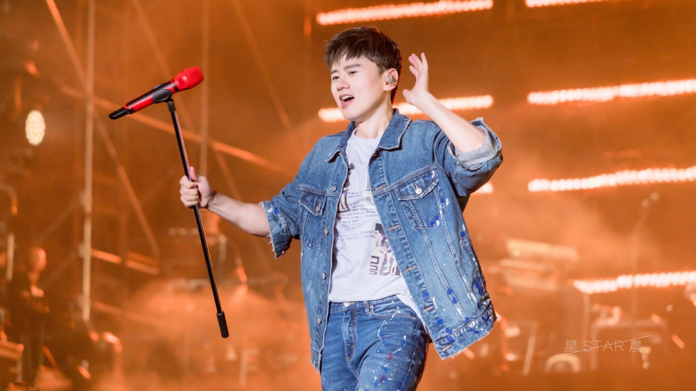 挑战每天用一组图安利张杰 那这种麦克风支架唱歌莫名地很a
