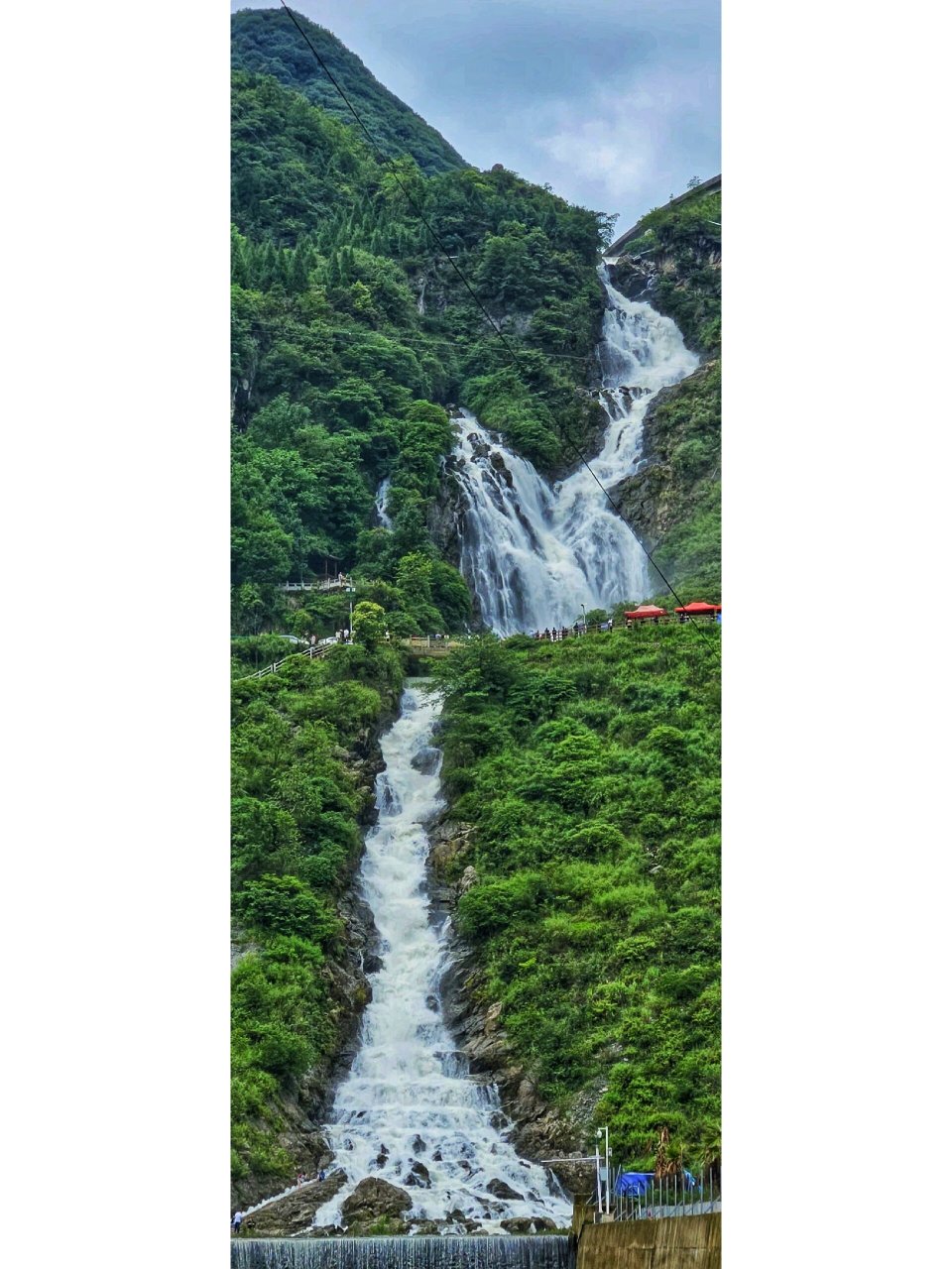 在瀑布下方感受水声的咆哮 此次去的地方是滴水岩瀑布,位于六盘水市水
