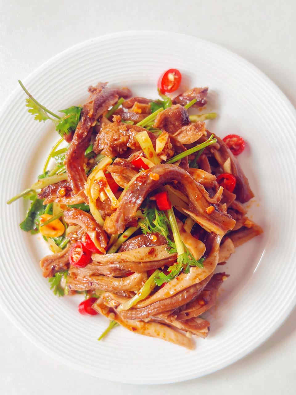 索性找老家的办席的大厨学了这道简单又好吃的凉拌肚丝.