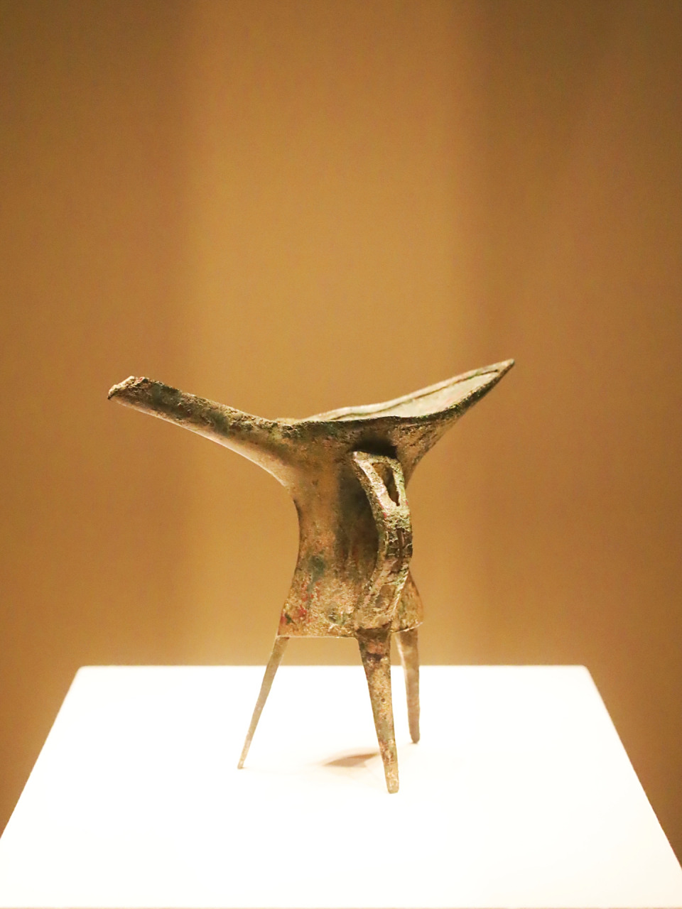 中国最早的青铜酒杯 青铜爵(二里头文化) 拍摄于国家博物馆.