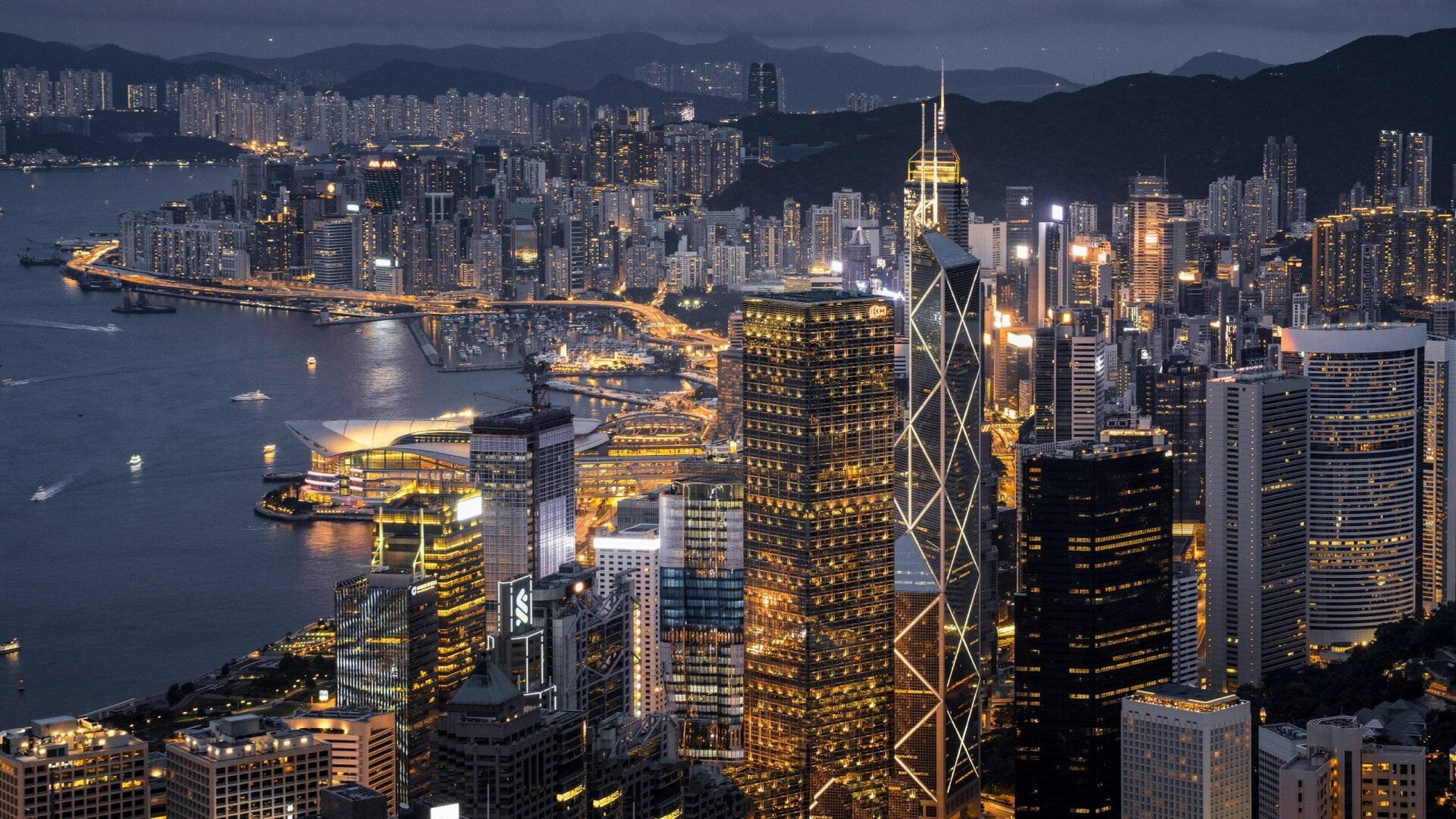 于太平山顶俯瞰香港9396城市夜景 一整个震撼到了家人们,这是我