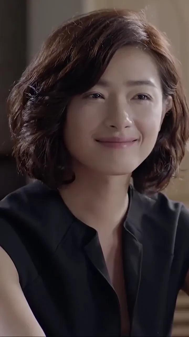 娱乐圈近日掀起一阵波澜,万茜的知乎账号点赞了一条说宁静不好的评论