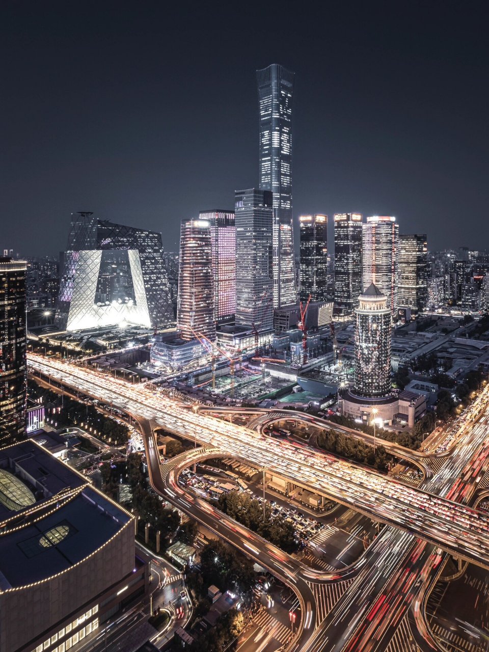 摄影师,今天向大家介绍一处人人都能去的拍摄北京国贸cbd夜景最佳机位