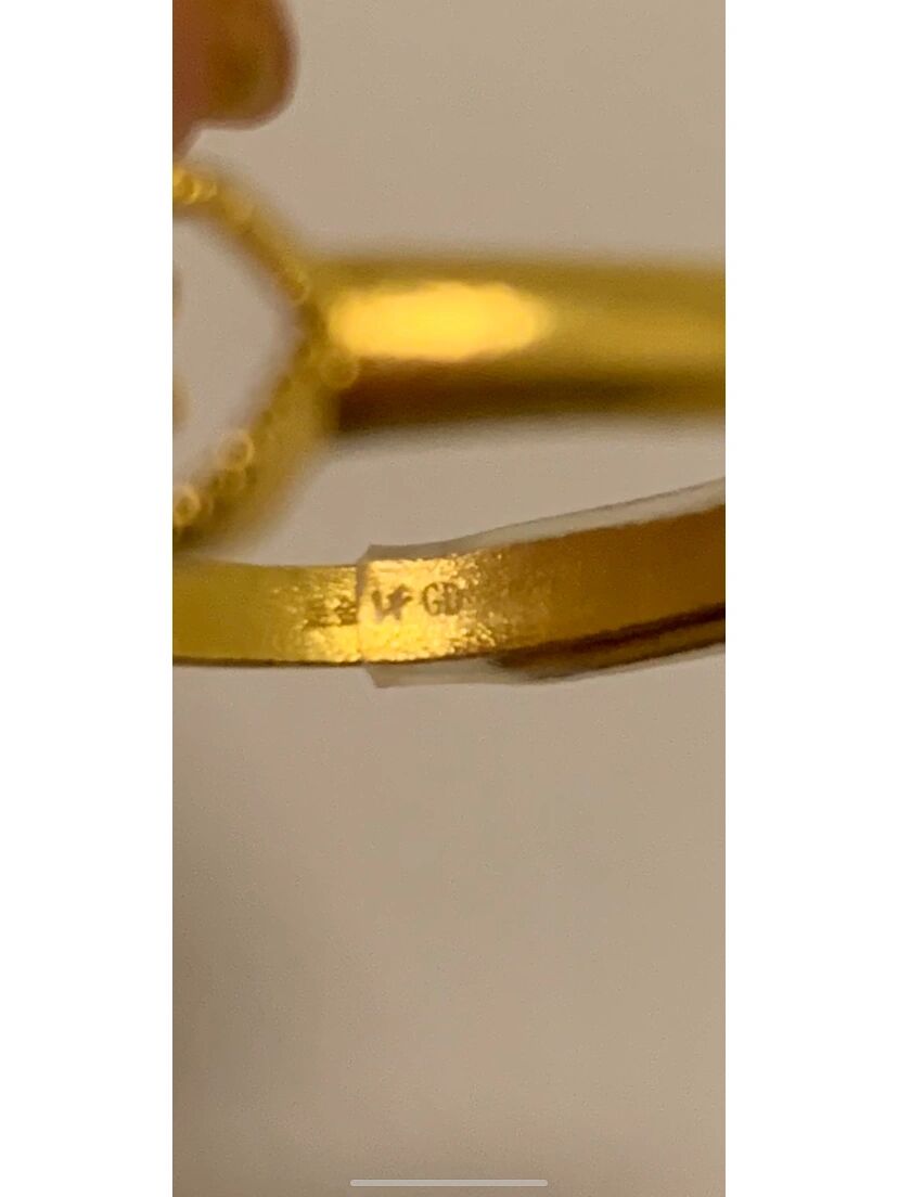 朋友们帮忙看一下,六福买的两款戒指钢印不一样是正常吗