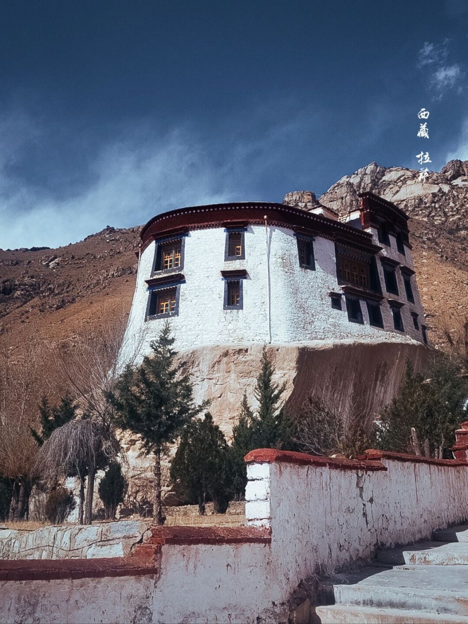 这是个非常小众的寺庙,坐落于拉萨三大寺之色拉寺的后山,估计10个来