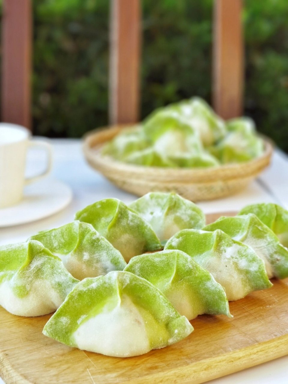 琉璃家面食#菠菜汁饺子 玩转面团之——双色大肚饺子 十月,普天同庆