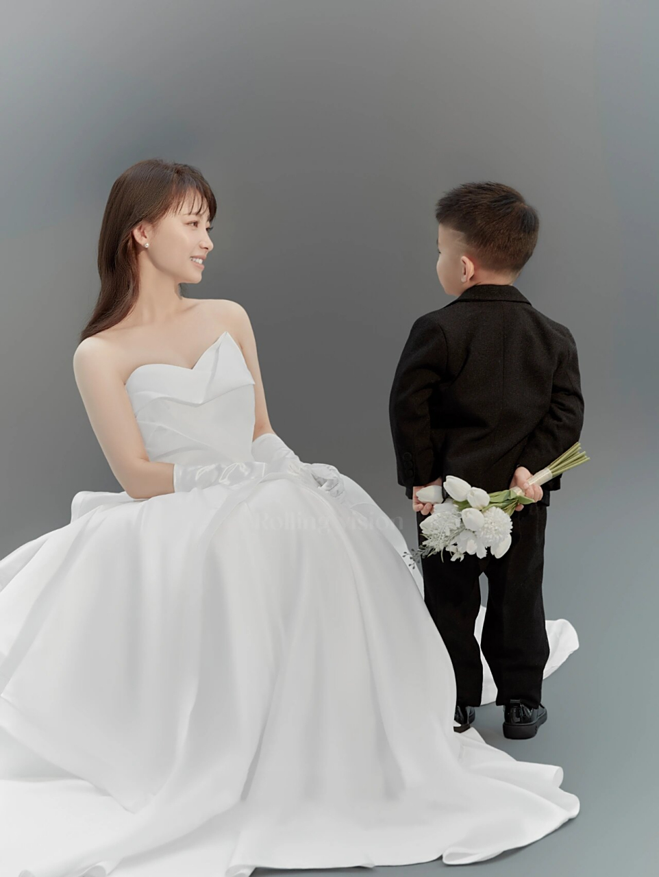 穿婚纱和儿子拍的亲子照原来可以这么甜 这次拍摄的小姐姐很遗憾结婚