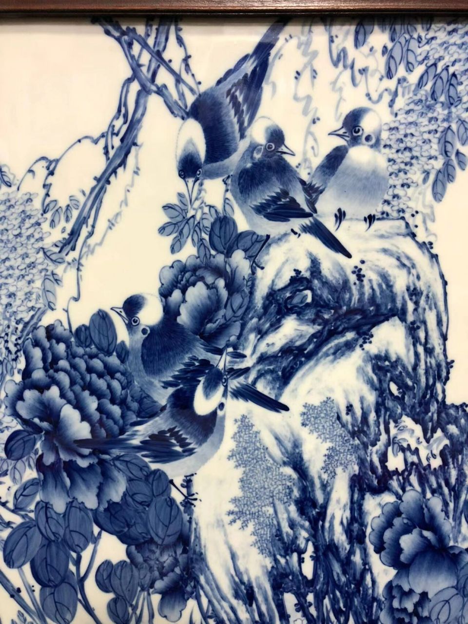 王步青花花鸟横幅瓷板画 王步青花花鸟横幅瓷板画,画工精湛老练,栩栩