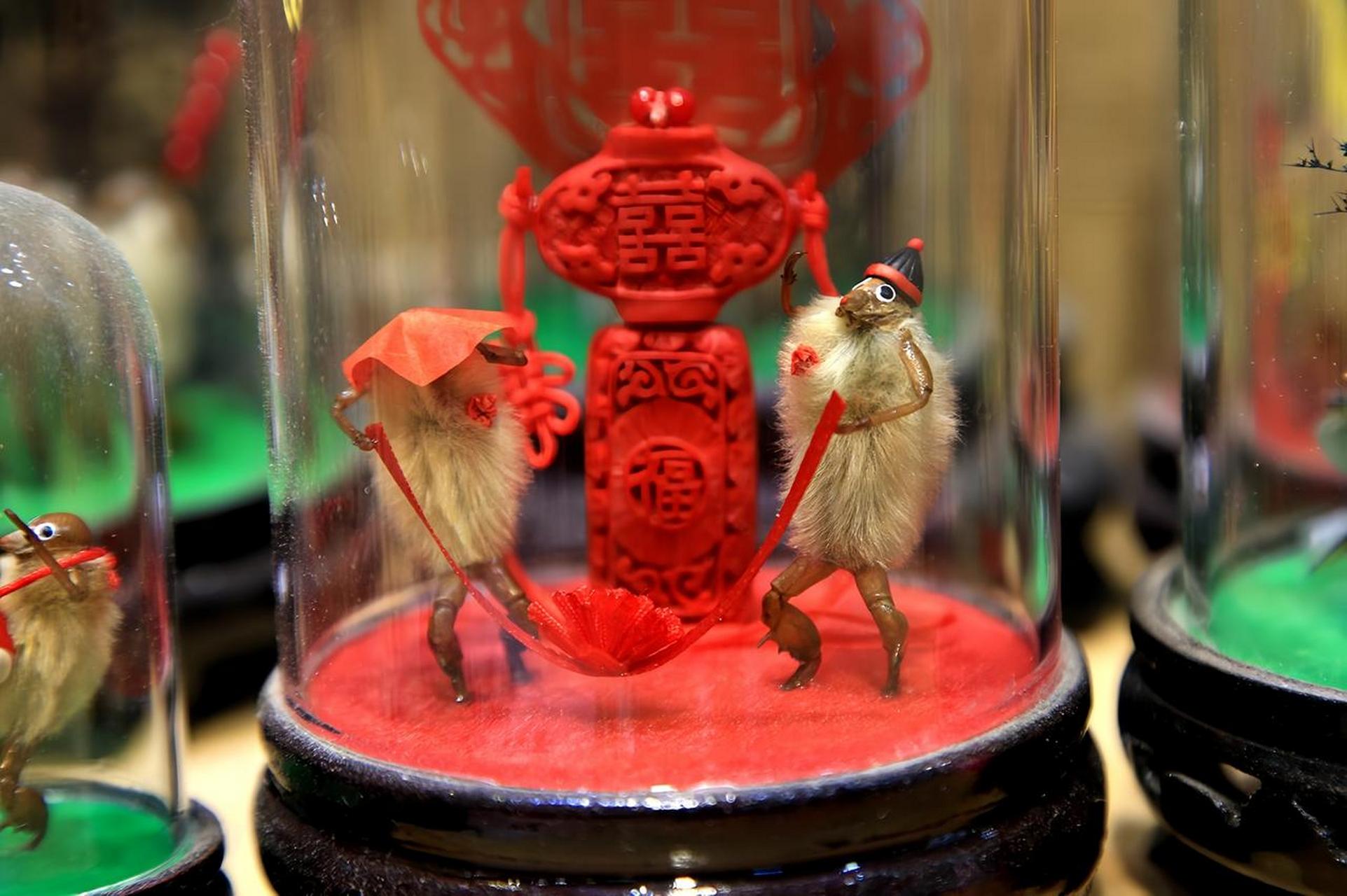 毛猴,作为一种民间工艺品,起源于北京,是老北京的传统手工艺品