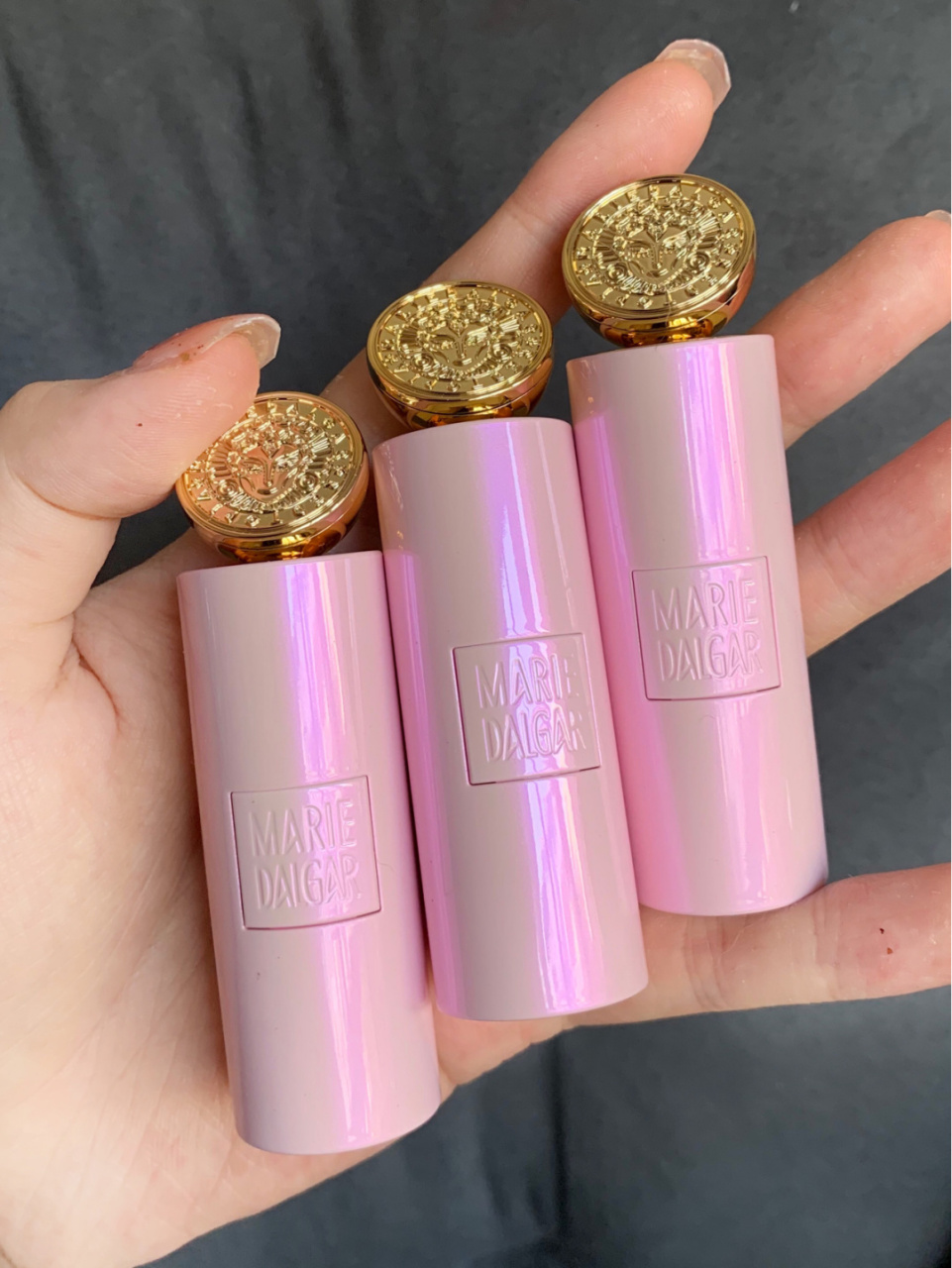 玛丽黛佳的骑士口红终于出了仙气感的香芋紫色镭射新管!