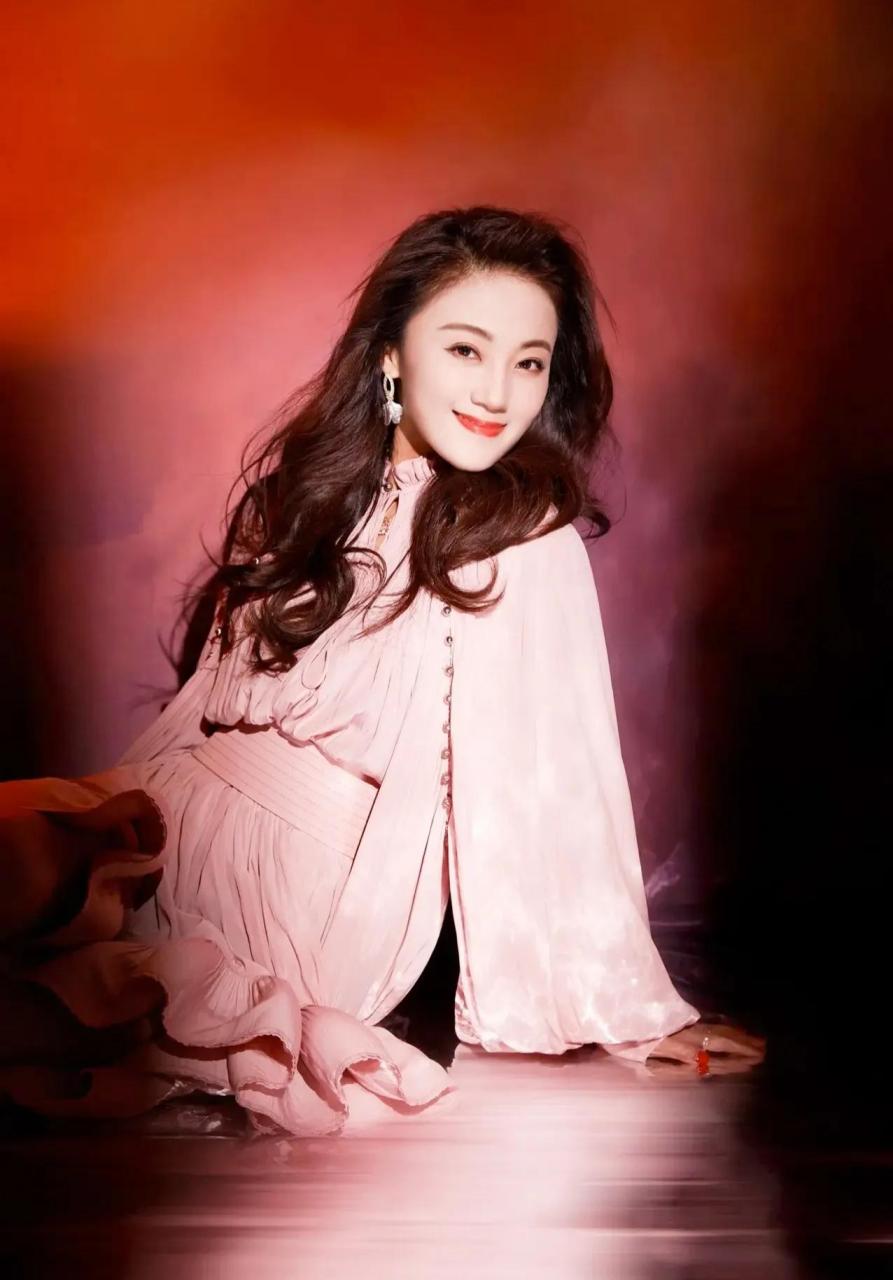 玖月奇迹王小玮太有气质了吧!真是红粉佳人舞翩翩,轻纱飘逸似仙仙.