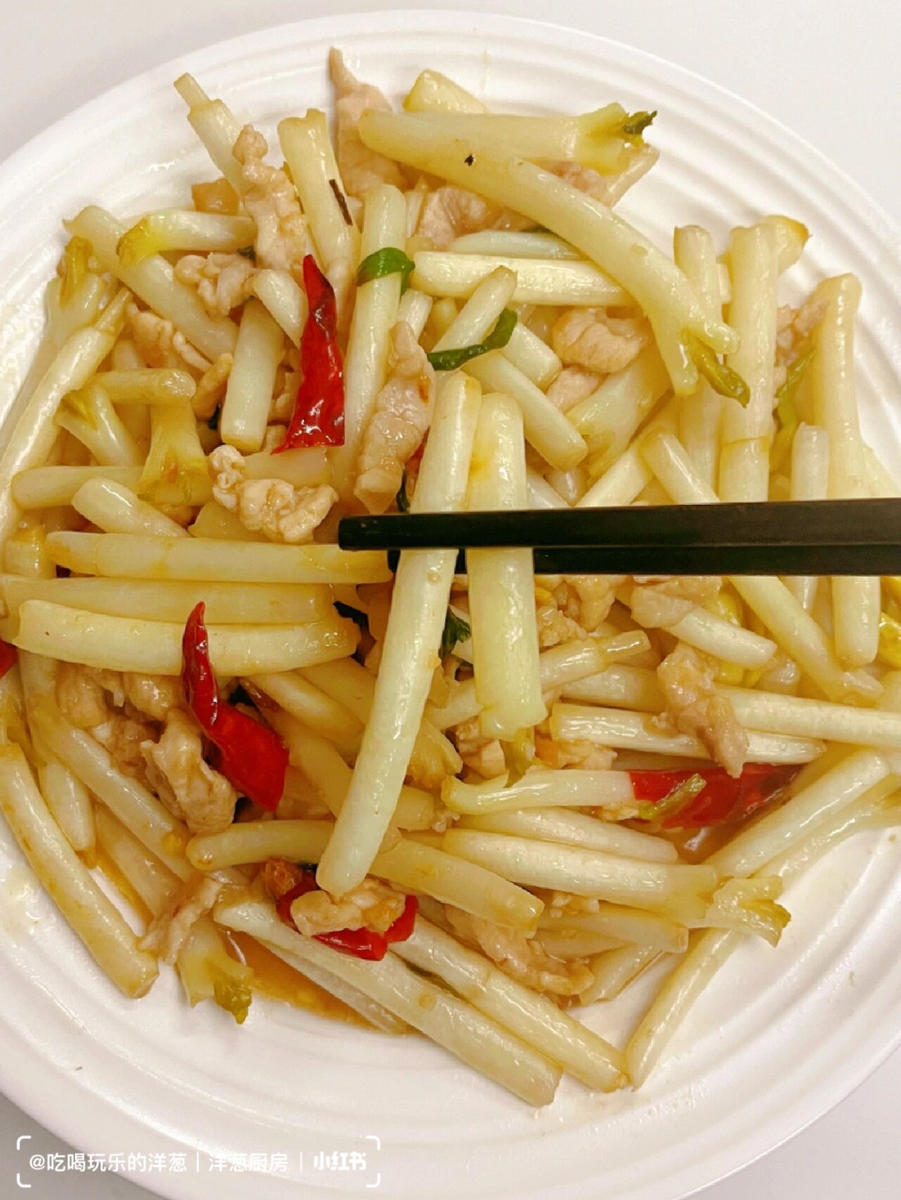 洋葱厨房|小炒花生苗(绿色健康美食) 小炒花生苗 食材:花生苗,猪肉