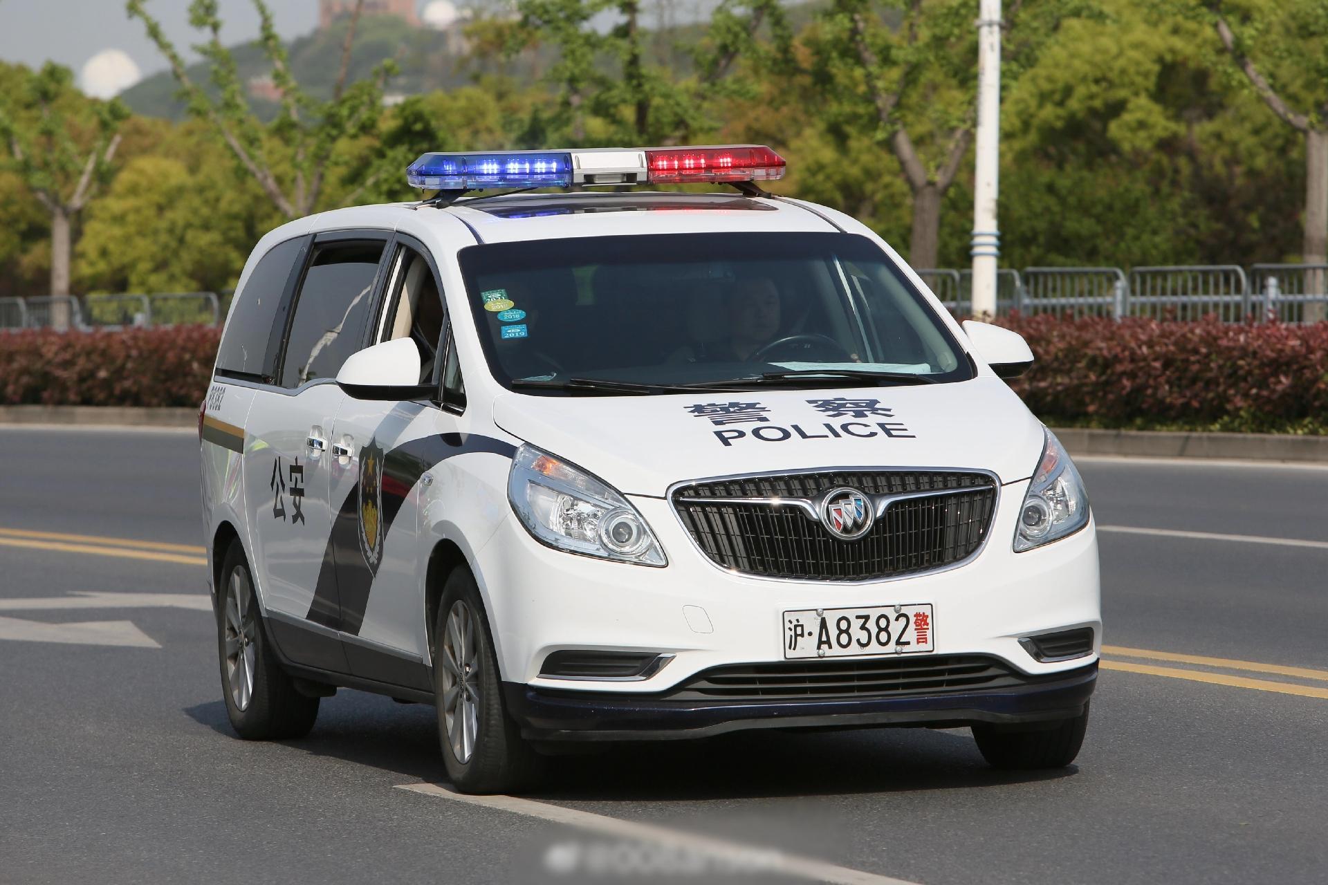 别克gl8 大众帕萨特#福特探险者 #大众帕萨特 #别克gl8 #警车 #松江