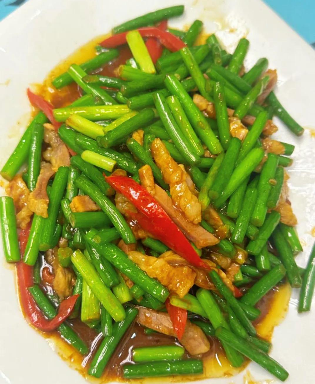 图一是炒蒜薹,颜色翠绿,一份只要15元