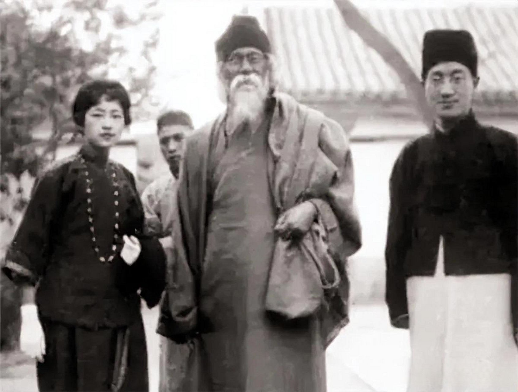 【1933年,冰心以一篇"太太的客厅"公开谴责林徽因的"名不副实",众星捧