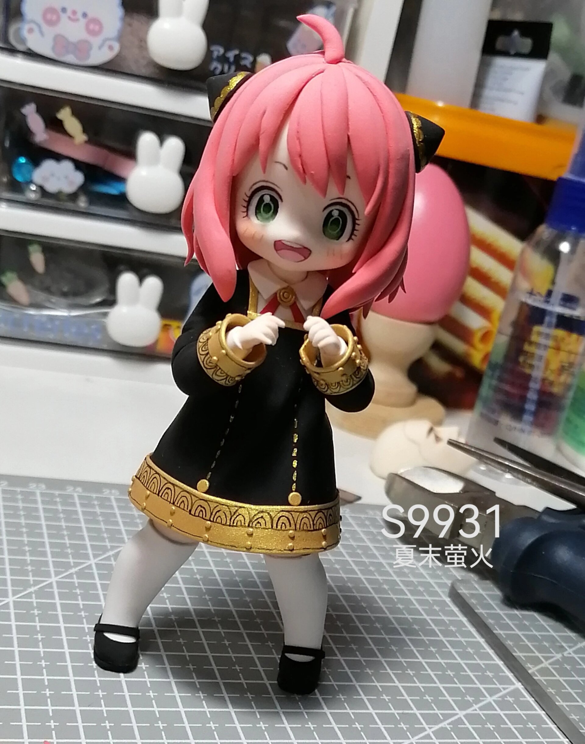 超轻粘土自制阿尼亚手办 啊啊啊啊啊阿尼亚～送朋友了,就在安底座前拍