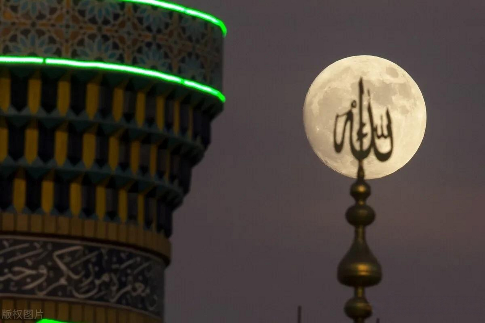 伊拉克纳杰夫夜晚来临 满月高挂天空 当地时间2022年7月12日,伊拉克