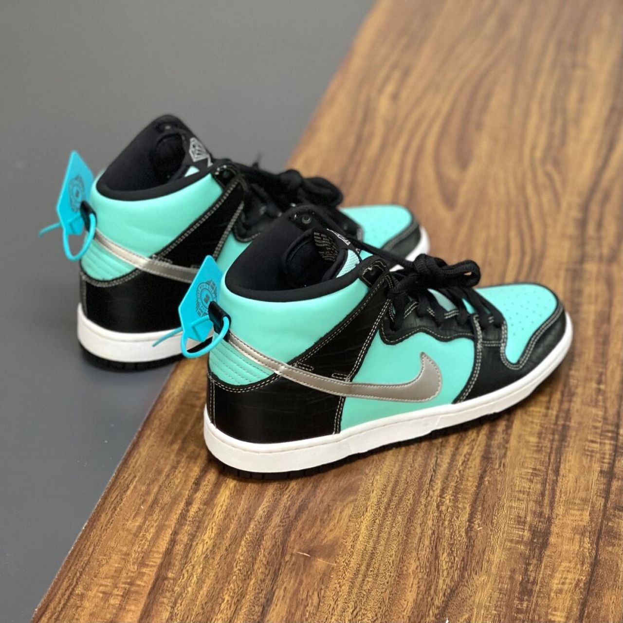 这双钻石联名sb dunk high蒂芙尼蓝,即便七年后的今天来看,依然是光彩