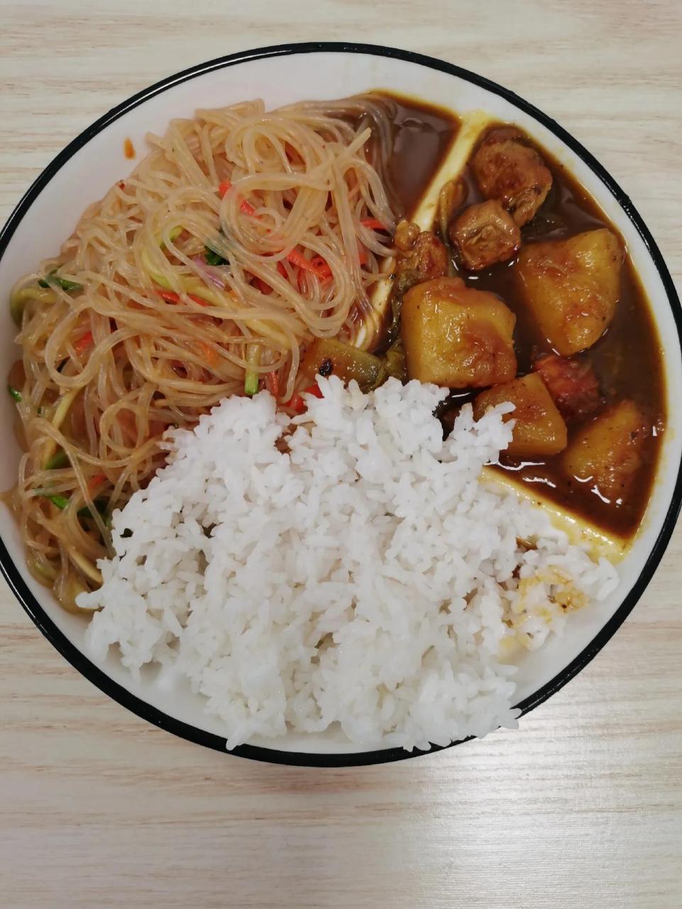 今天的午餐图少了两个鸡爪?