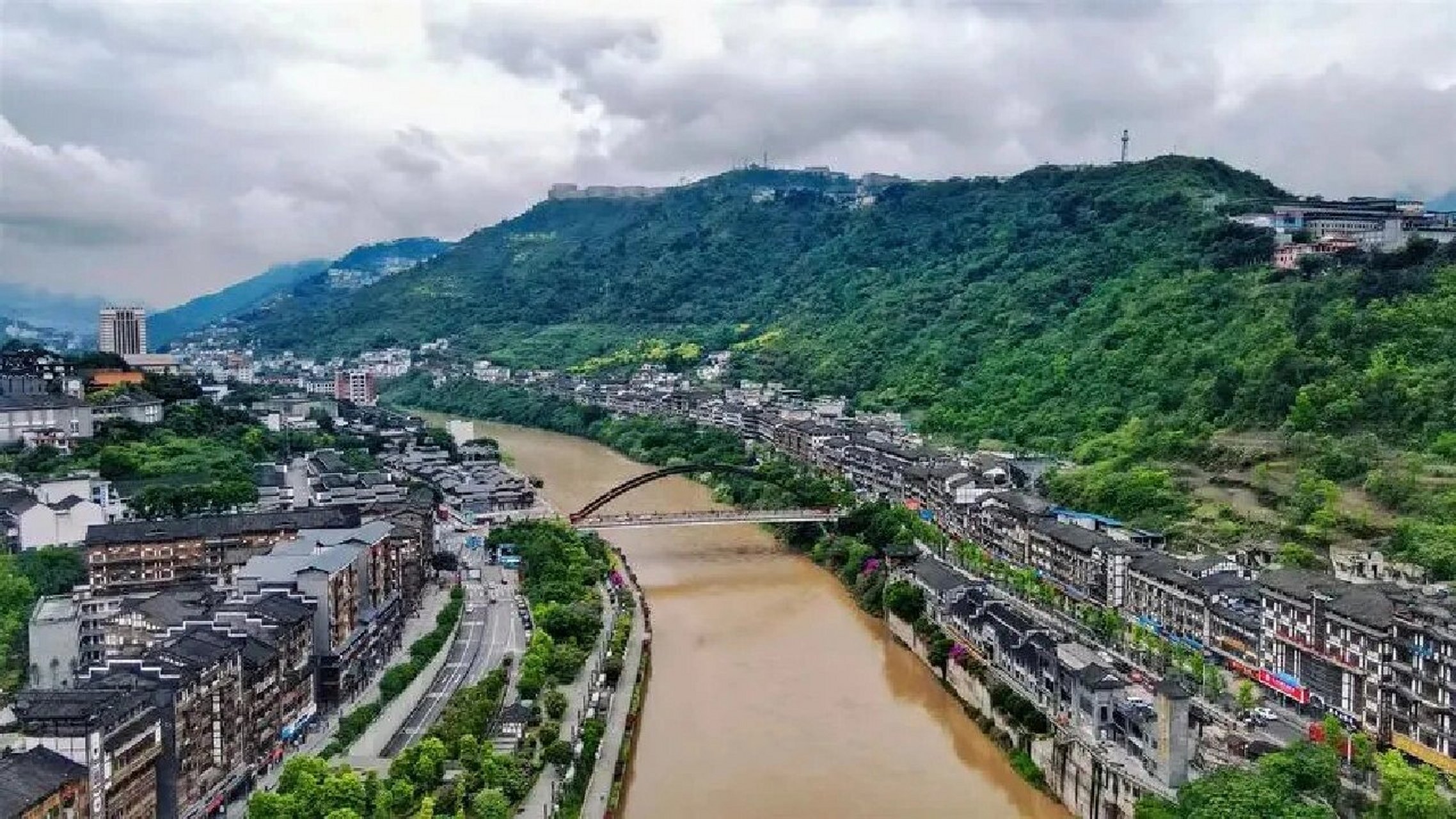 在茅台镇的早期历史中,它并不是叫茅台镇,而是被称为"马桑湾"