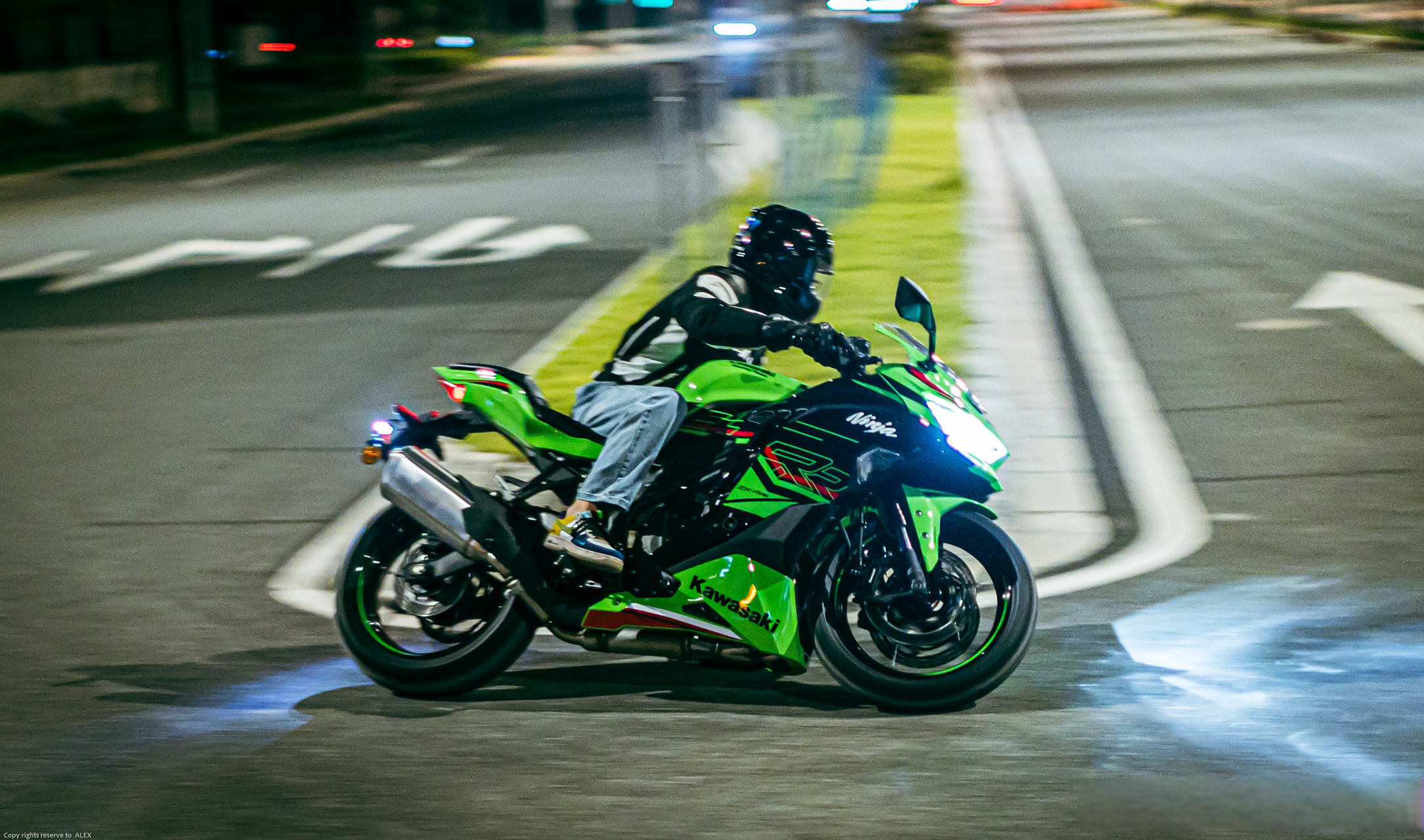 昨晚随手拍的几张关于川崎zx-4rr照片!