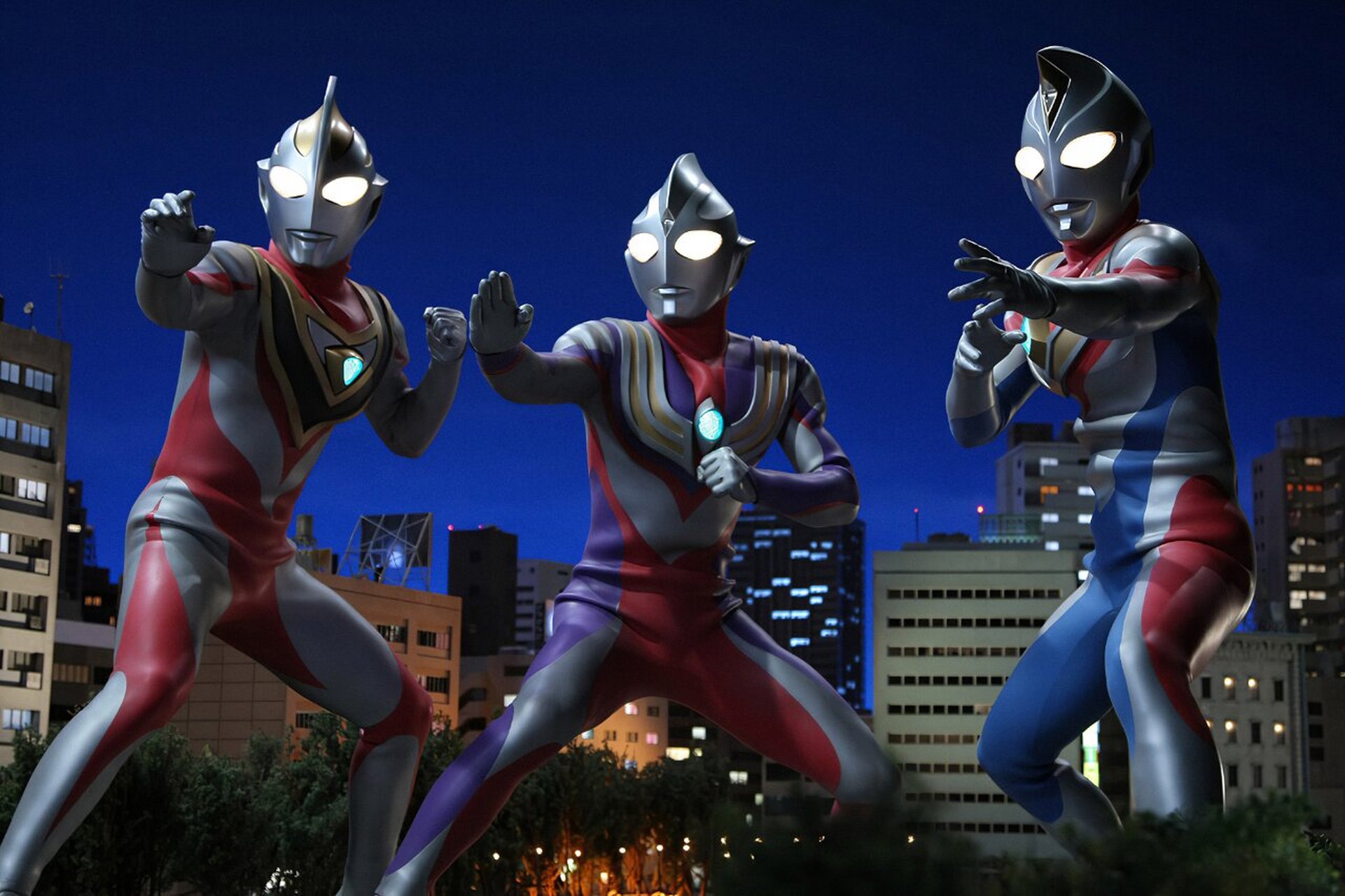 是结合了昭和时期的奥特曼与平成时期的奥特曼串成的故事.