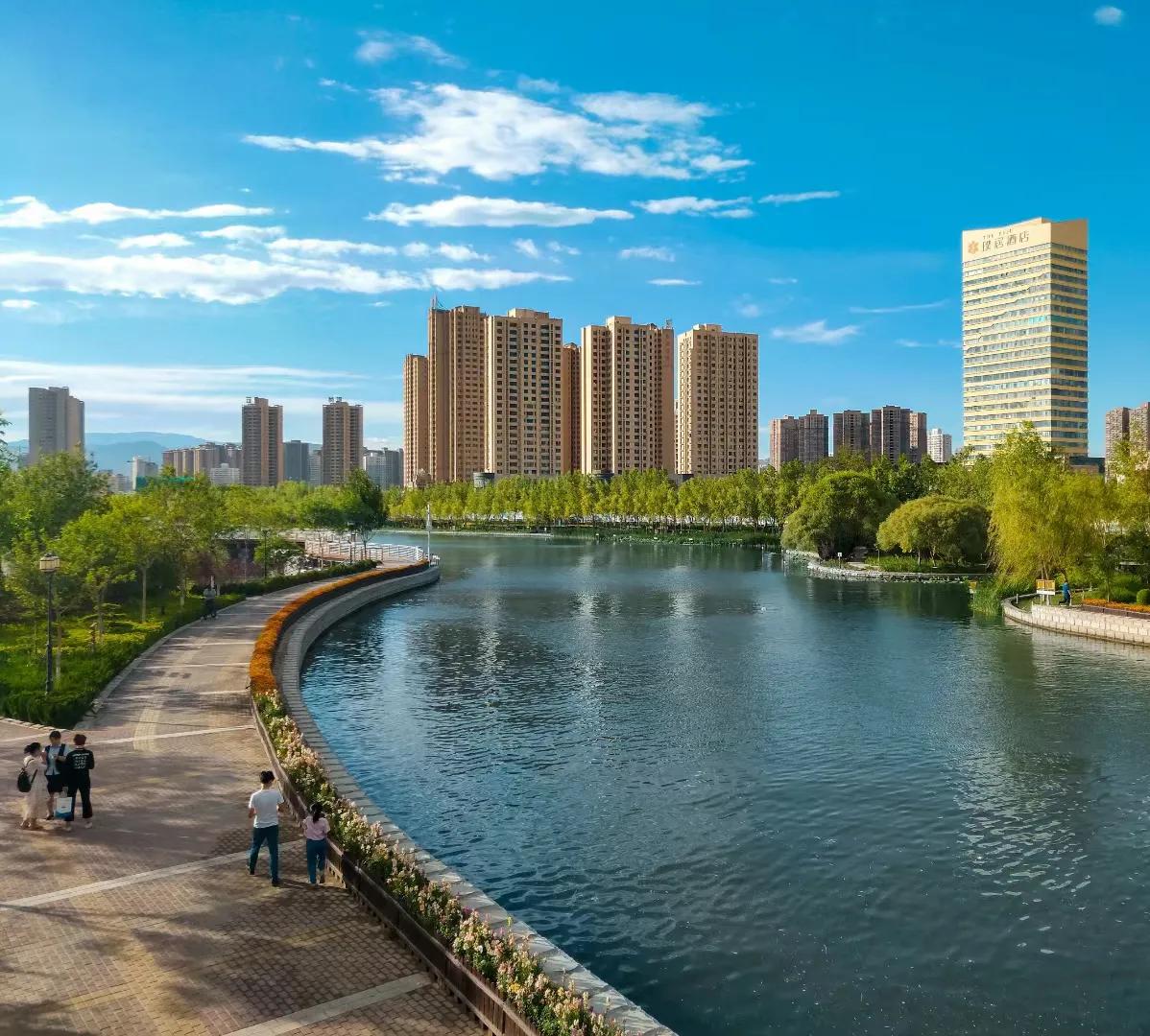 库尔勒市区的建设水平也高,有孔雀河景观带,杜鹃河景观带,城市高楼