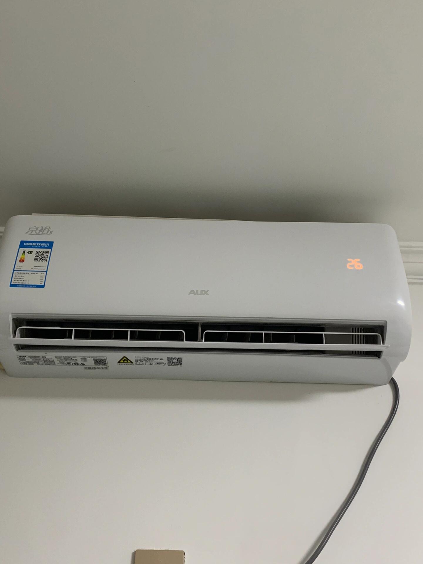 今天我在做饭时 给女朋友说:"把空调打开吧,有点冷"