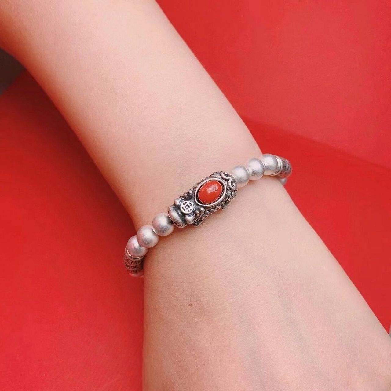 貔貅手链怎么正确配戴 1,手链佩带的部位主要是手腕部位.