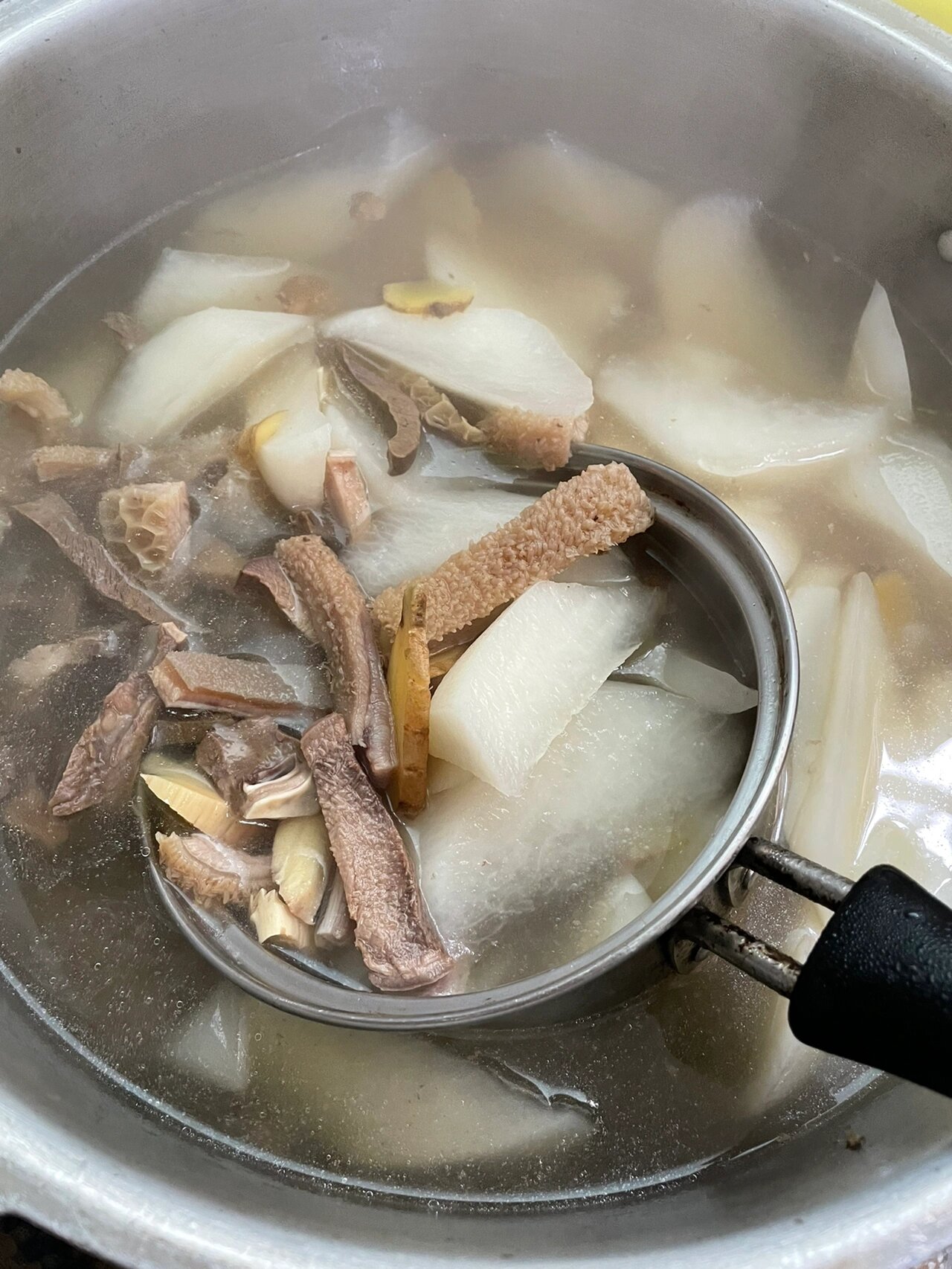 牛系列之牛杂萝卜汤 牛杂取自牛内脏:牛心,牛肝,牛脾,牛肺,牛肚(蜂窝