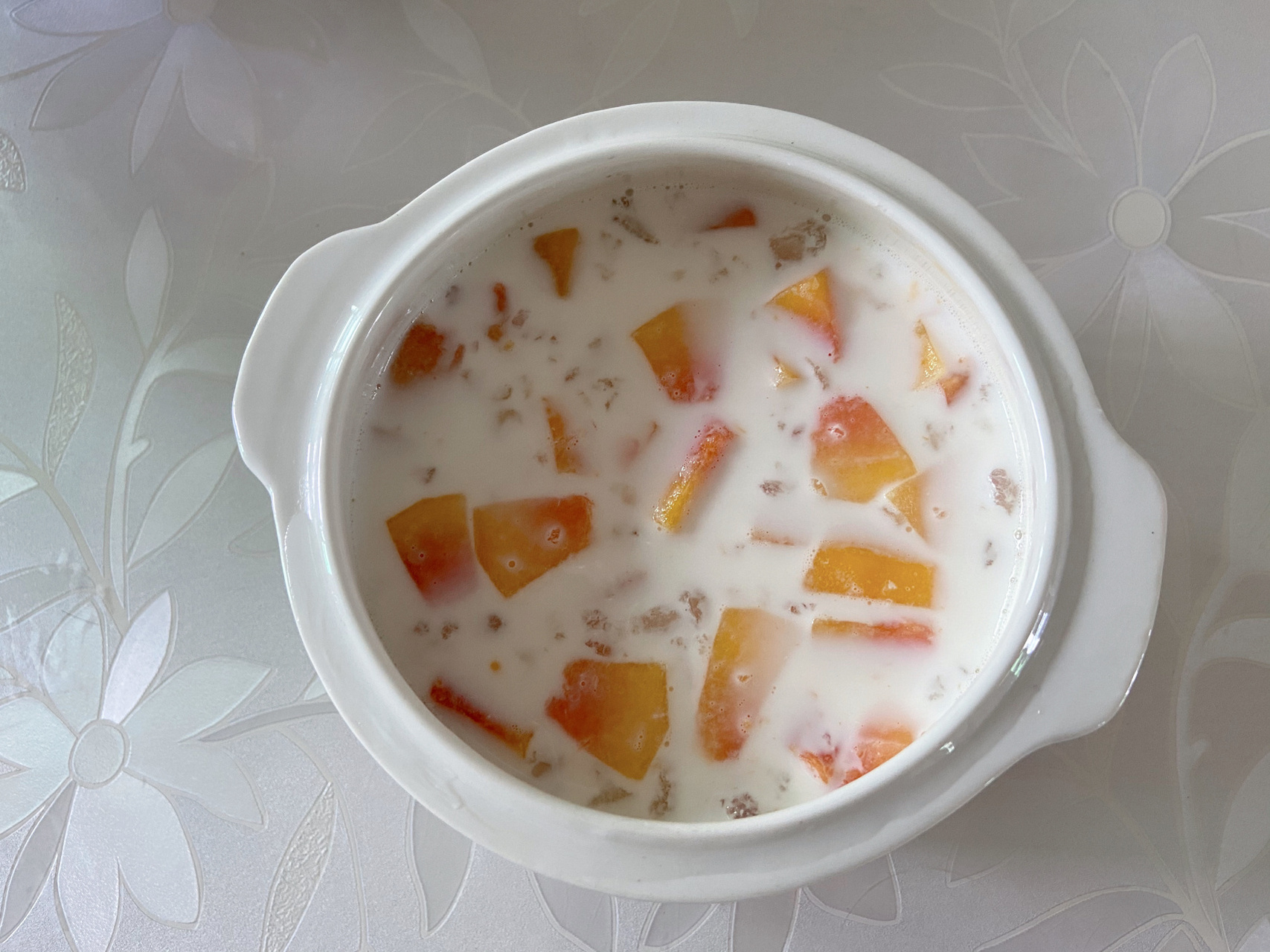 木瓜牛奶炖雪蛤,一周吃一次,一次吃一盅 雪蛤2g-3g,木瓜半个,加水约