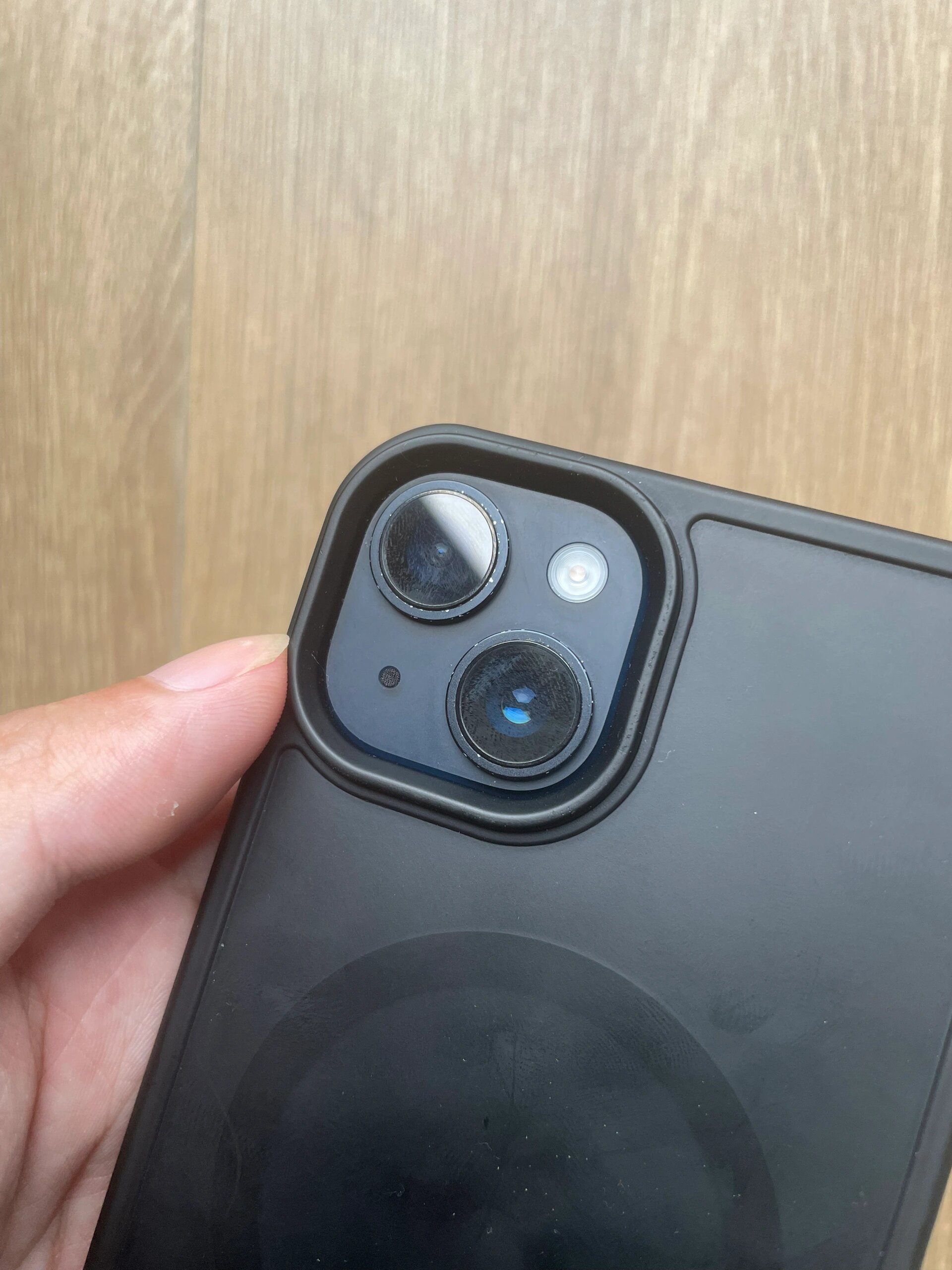 买来没多久的iphone14摄像头掉漆了