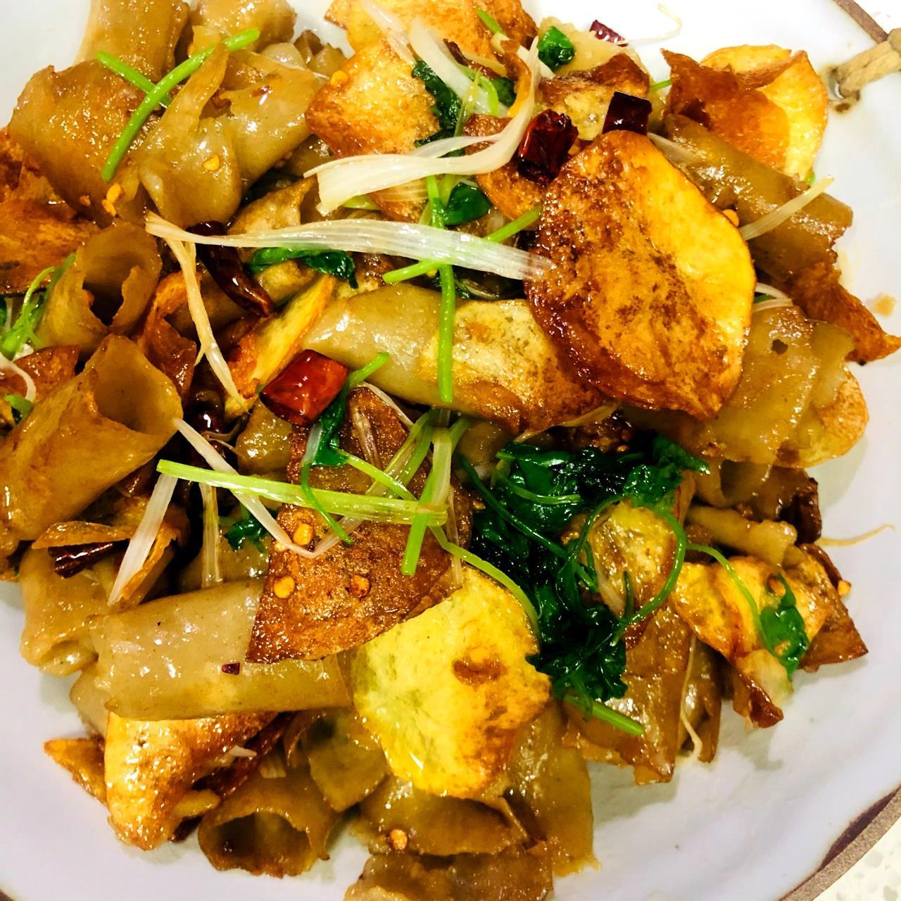 片莜面栲栳栳香辣过瘾(附教程) 莜面栲栳栲是一道地道的传统风味晋菜