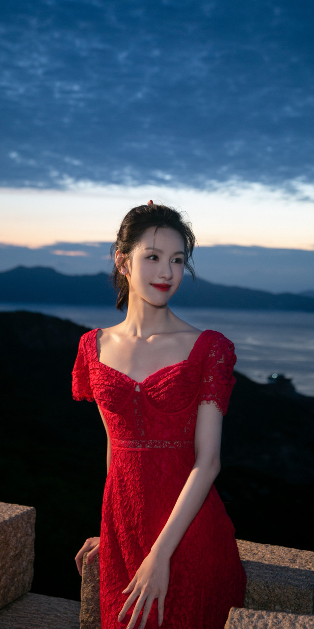 陈都灵全新高清壁纸:一袭红裙,优雅灵动.