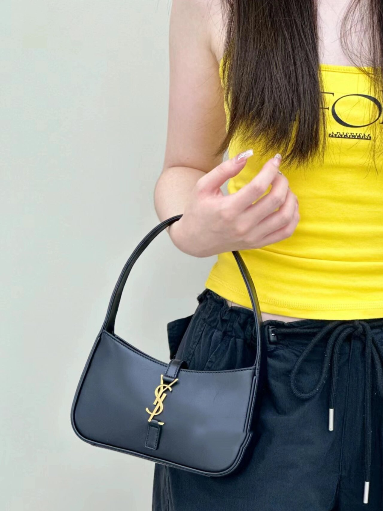 圣罗兰金标logo经典标志钩扣开合设计光滑牛皮革hobo包 	 这款平纹的